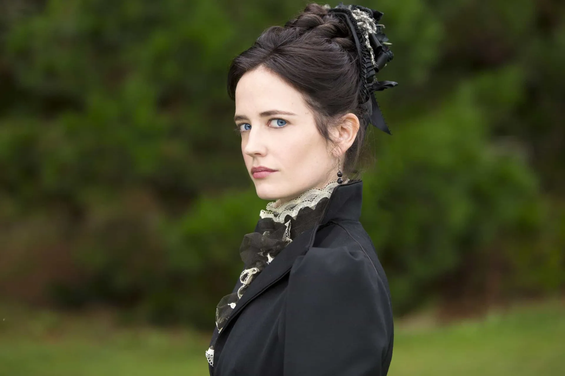 Eva Green com um olhar intenso e sombrio, maquiagem escura e uma expressão enigmática.