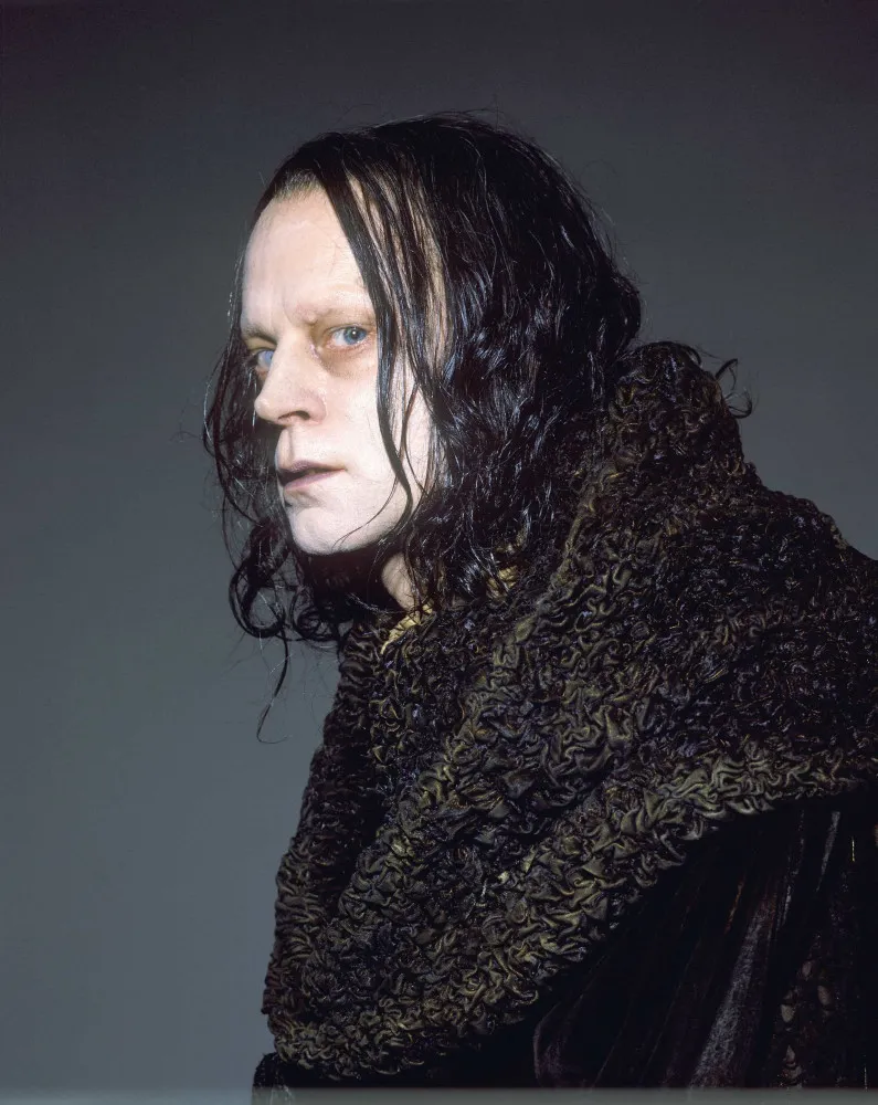 Brad Dourif como Gríma Língua de Cobra em 'O Senhor dos Anéis', com aparência pálida e sombria.