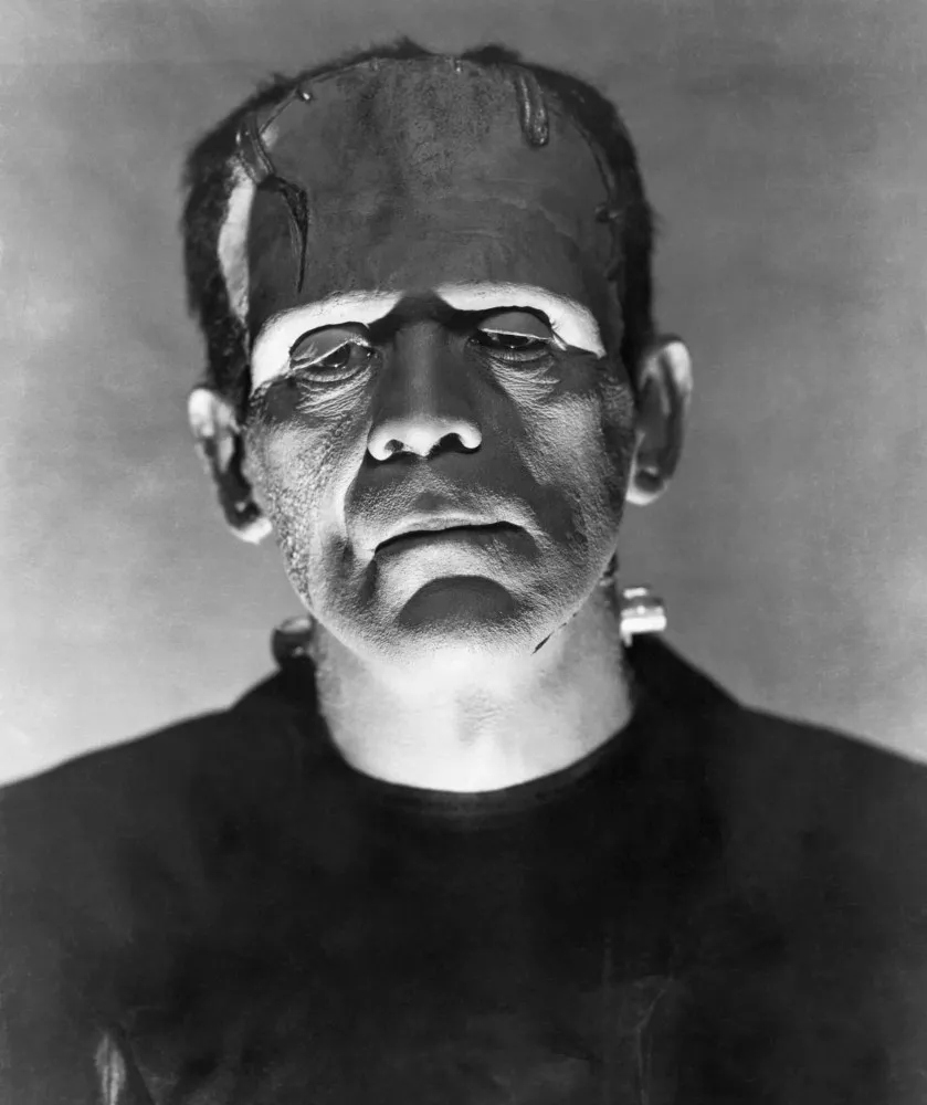 Boris Karloff caracterizado como o monstro de Frankenstein, com sua maquiagem clássica e icônica.