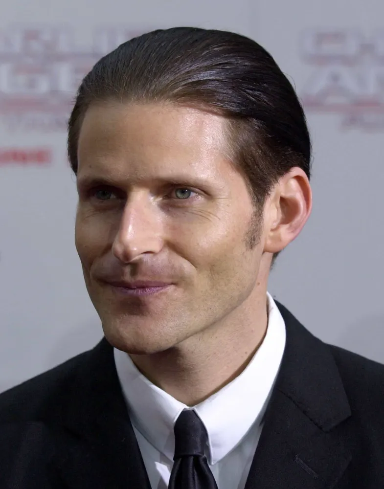 Crispin Glover com uma expressão peculiar e intensa, refletindo sua reputação de ator excêntrico.