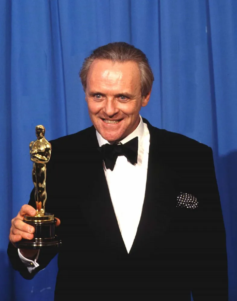 Anthony Hopkins sorrindo e segurando sua estatueta do Oscar de Melhor Ator.