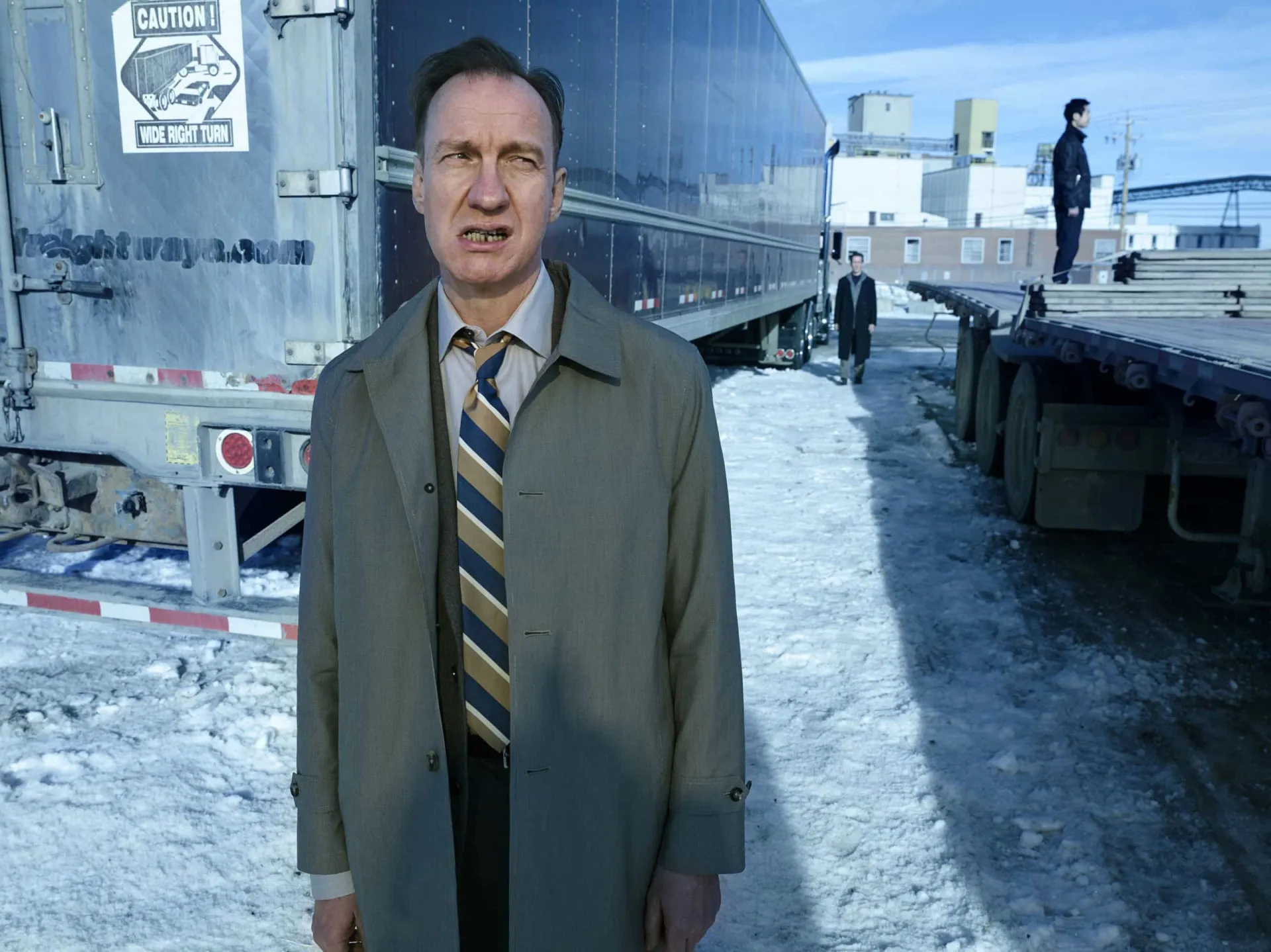 David Thewlis com um sorriso desagradável e dentes estragados, em seu papel na série 'Fargo'.