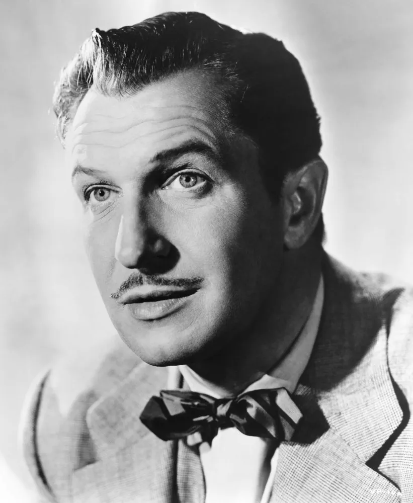 Vincent Price em uma cena de um de seus filmes de terror, com expressão de suspense e um candelabro ao fundo.