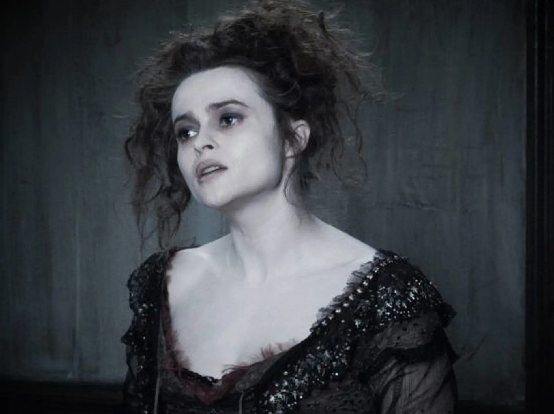 Helena Bonham Carter com um visual excêntrico, característico de seus papéis em filmes de Tim Burton.