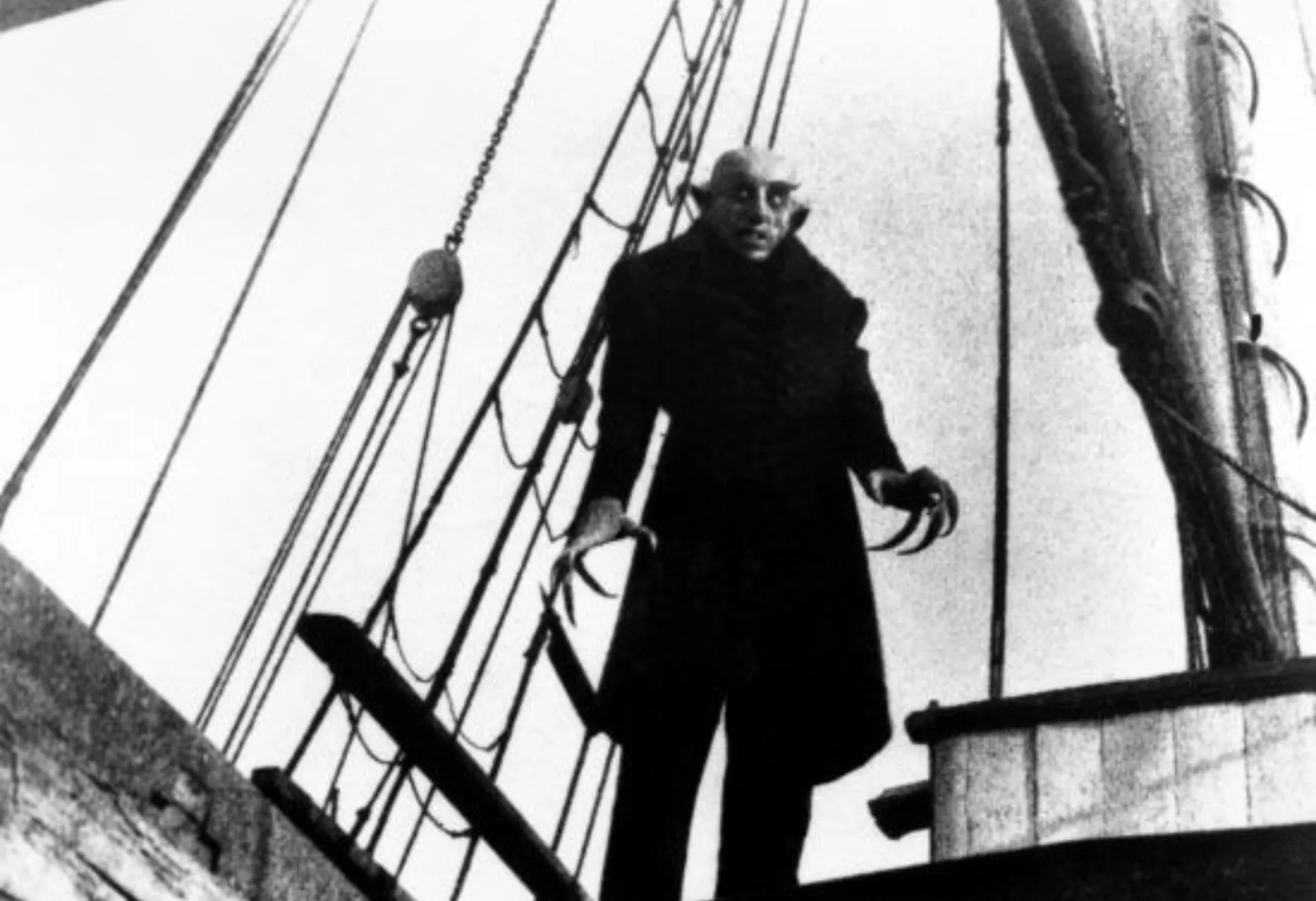 Max Schreck como o Conde Orlok no filme mudo 'Nosferatu', com uma aparência fantasmagórica e assustadora.