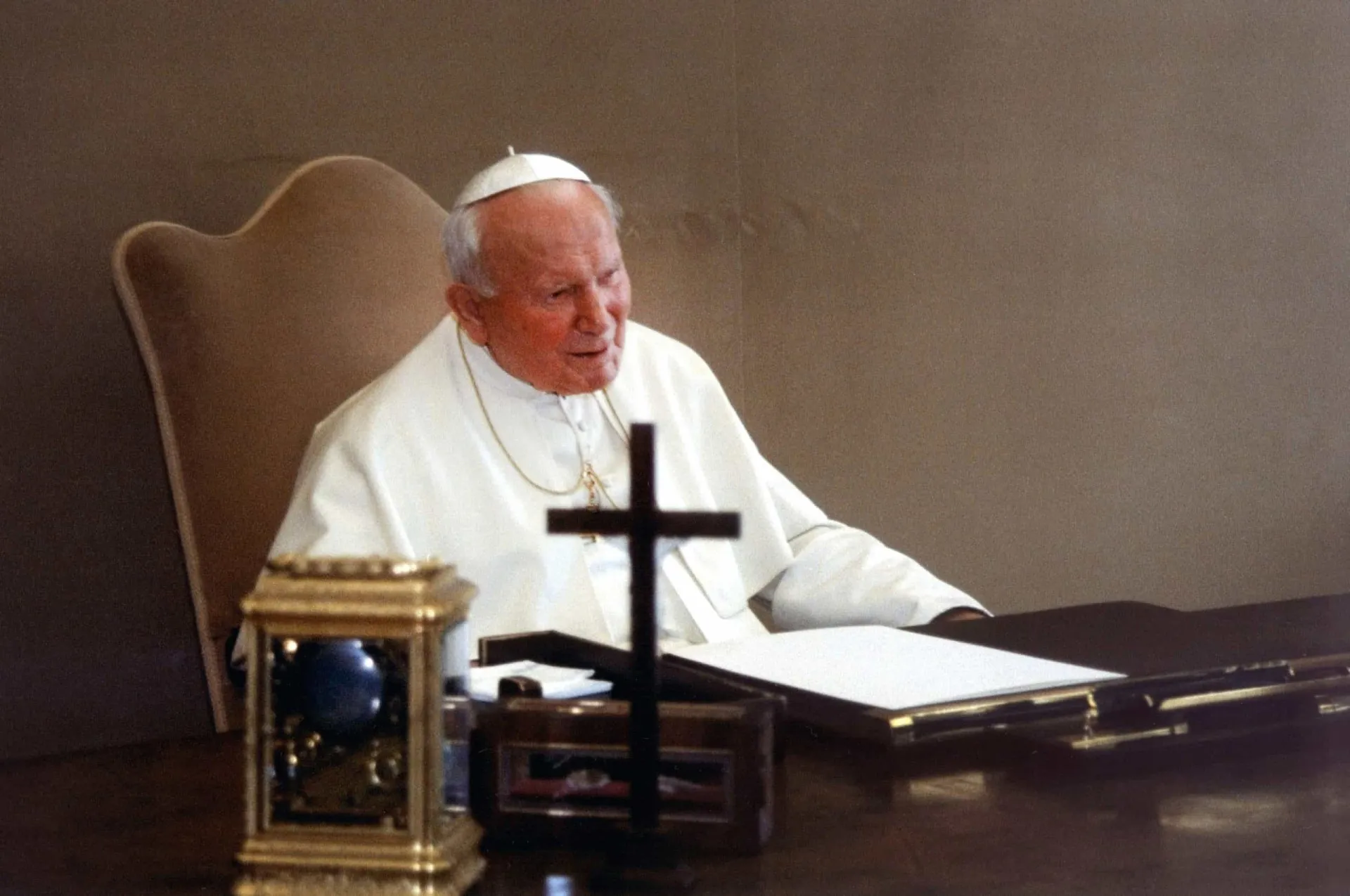 Papa João Paulo II em oração, um pontífice profundamente ligado a Fátima.