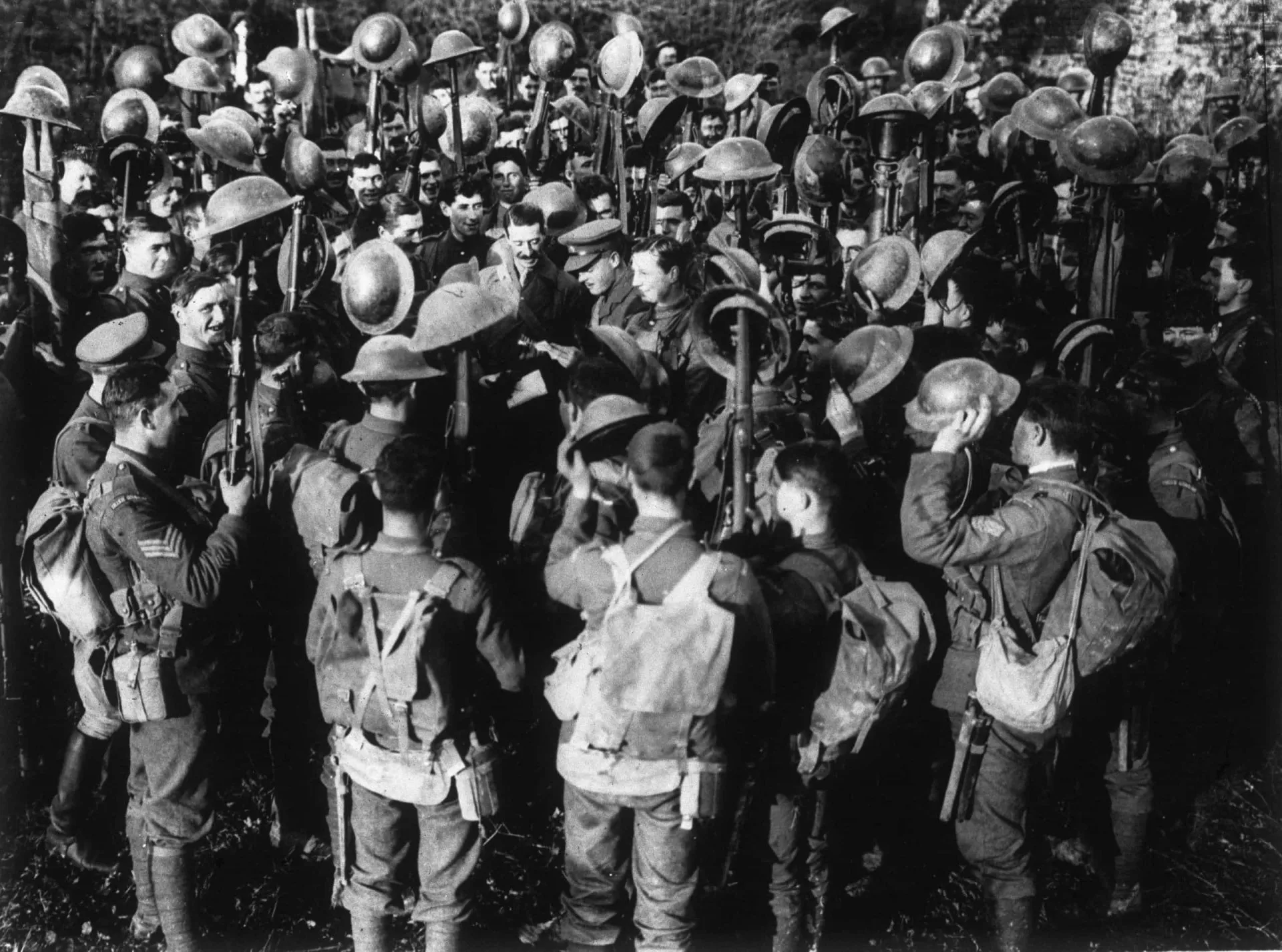 Imagem de soldados em uma trincheira durante a Primeira Guerra Mundial.