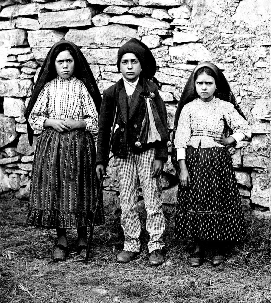 Foto antiga dos três pastorinhos: Jacinta e Francisco Marto e sua prima Lúcia dos Santos.