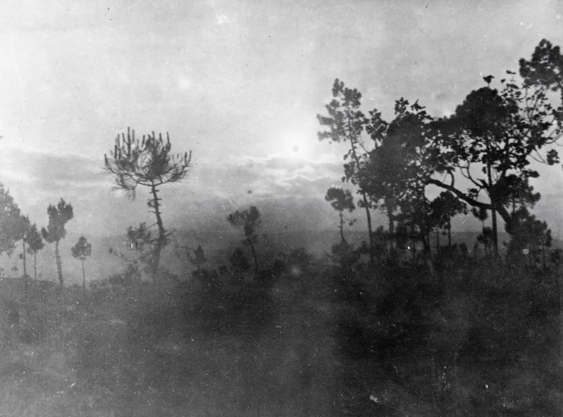 Representação artística do sol 'dançando' no céu sobre a multidão em Fátima.