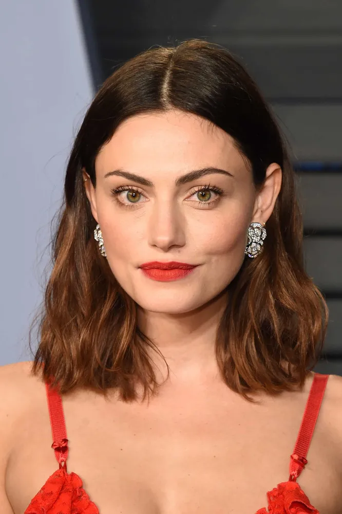A atriz australiana Phoebe Tonkin com uma aparência graciosa e atlética.