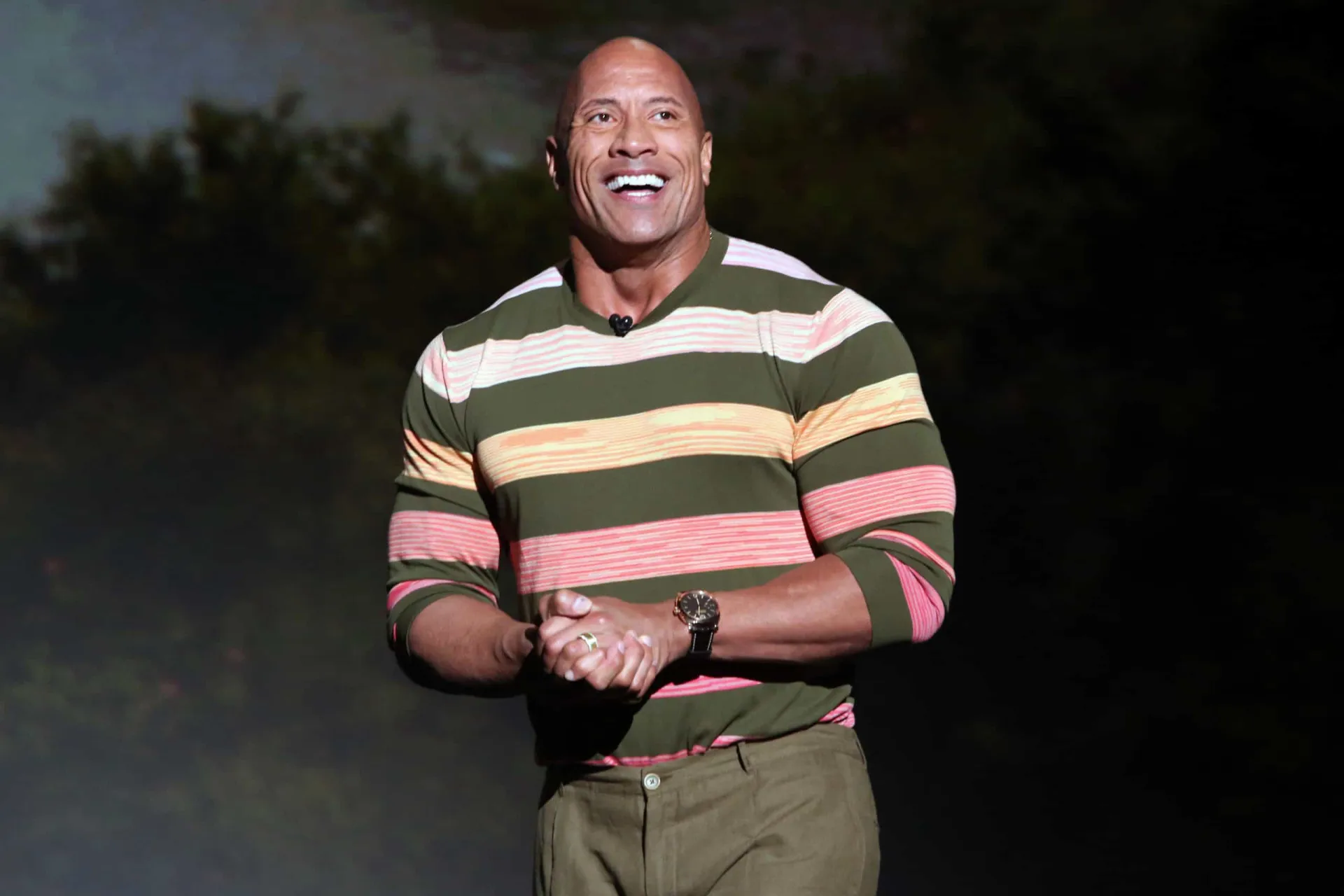 Dwayne 'The Rock' Johnson em sua academia, a 'Iron Paradise', com expressão focada.