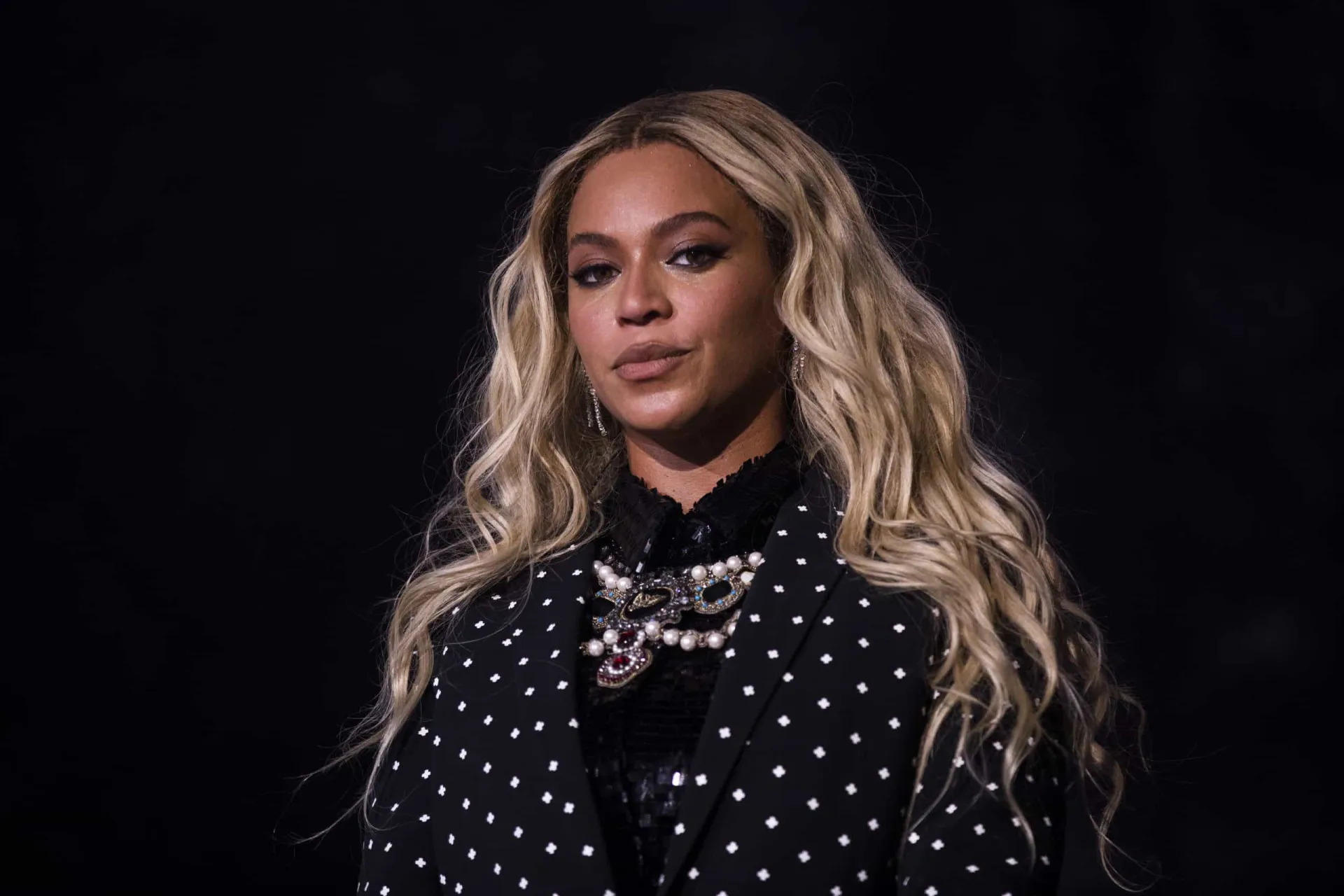 A cantora Beyoncé no palco, mostrando sua energia e presença icônicas.