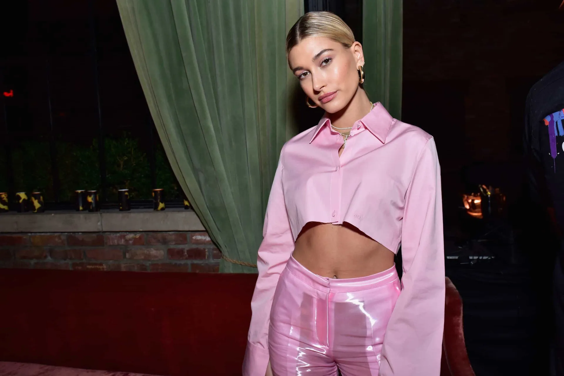 A modelo Hailey Bieber em um evento, com um visual moderno e elegante.