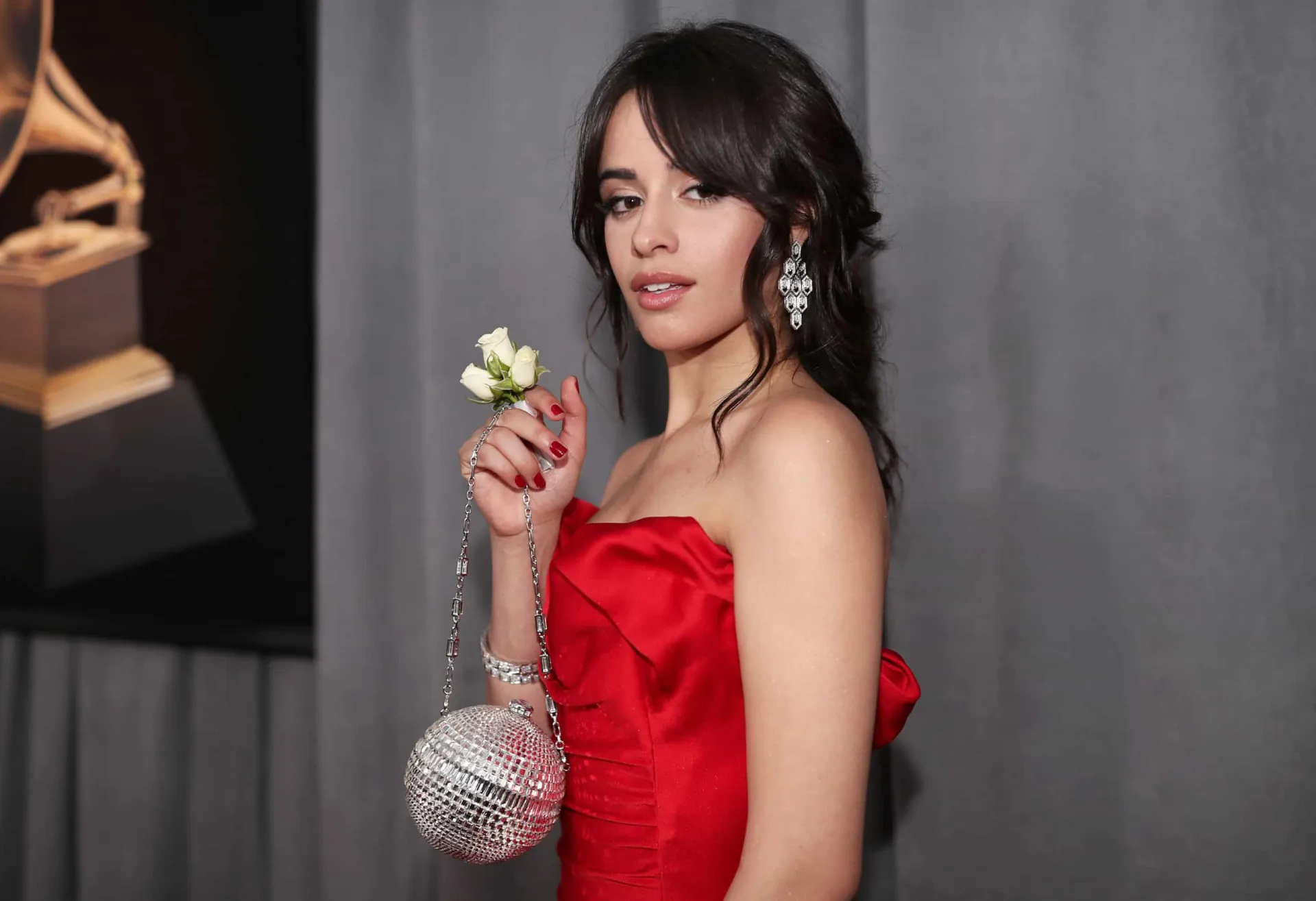 A cantora Camila Cabello se apresentando no palco com muita energia e dança.