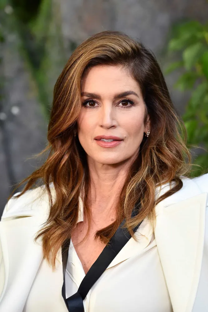 A supermodelo Cindy Crawford posando, exibindo uma aparência saudável e em forma.
