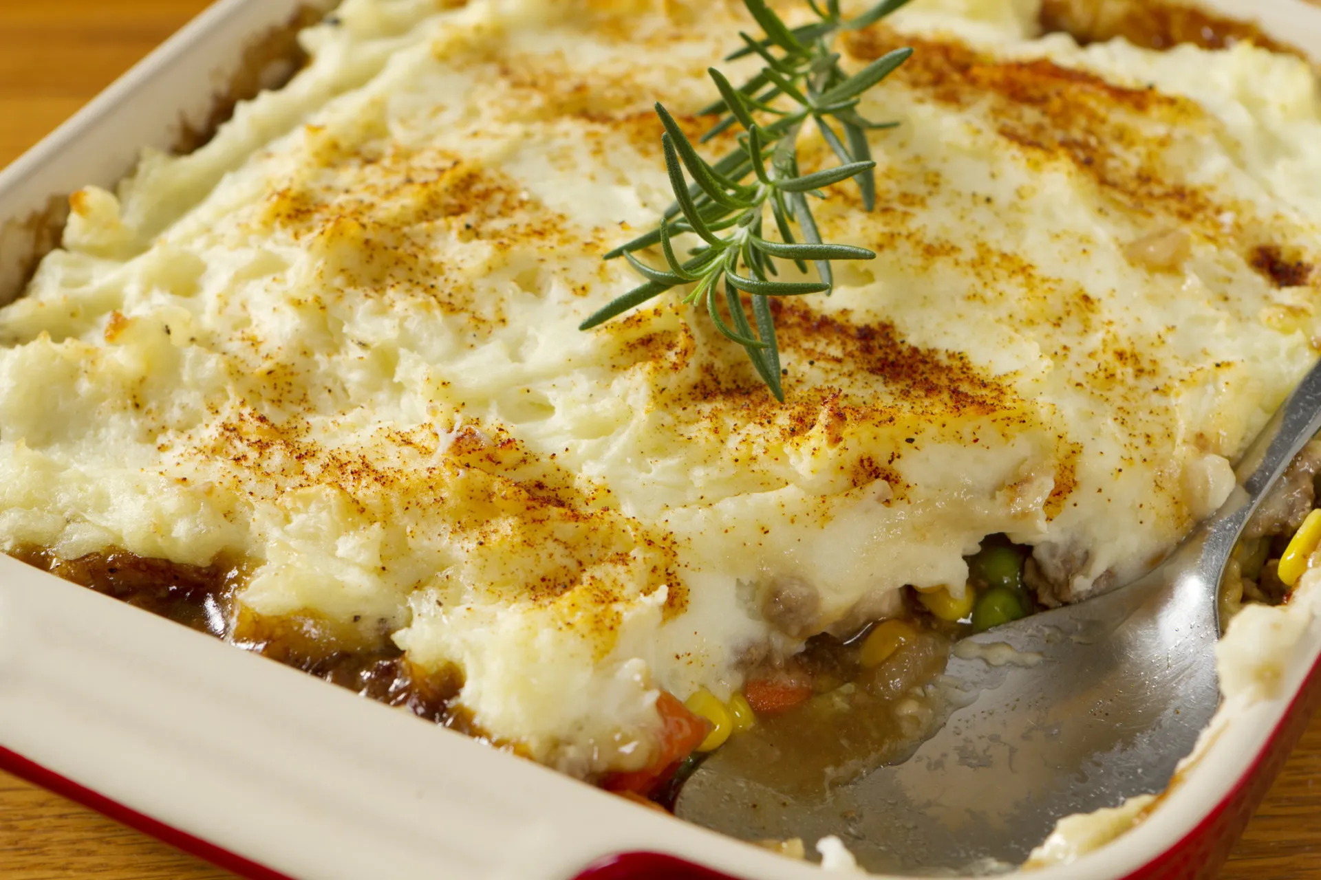 Prato de sopa quente e fumegante, uma refeição reconfortante ideal para o inverno.