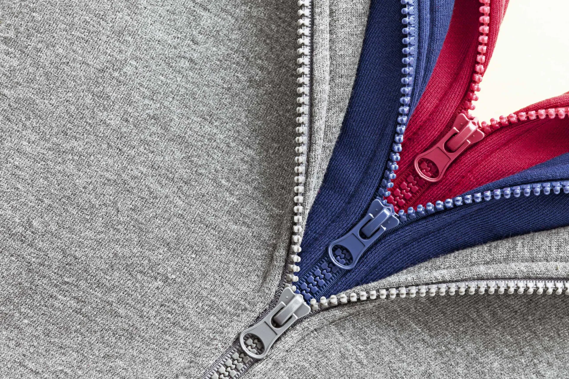 Pessoa vestindo várias camadas de roupa de inverno: uma camiseta térmica, um suéter de lã e uma jaqueta por cima.