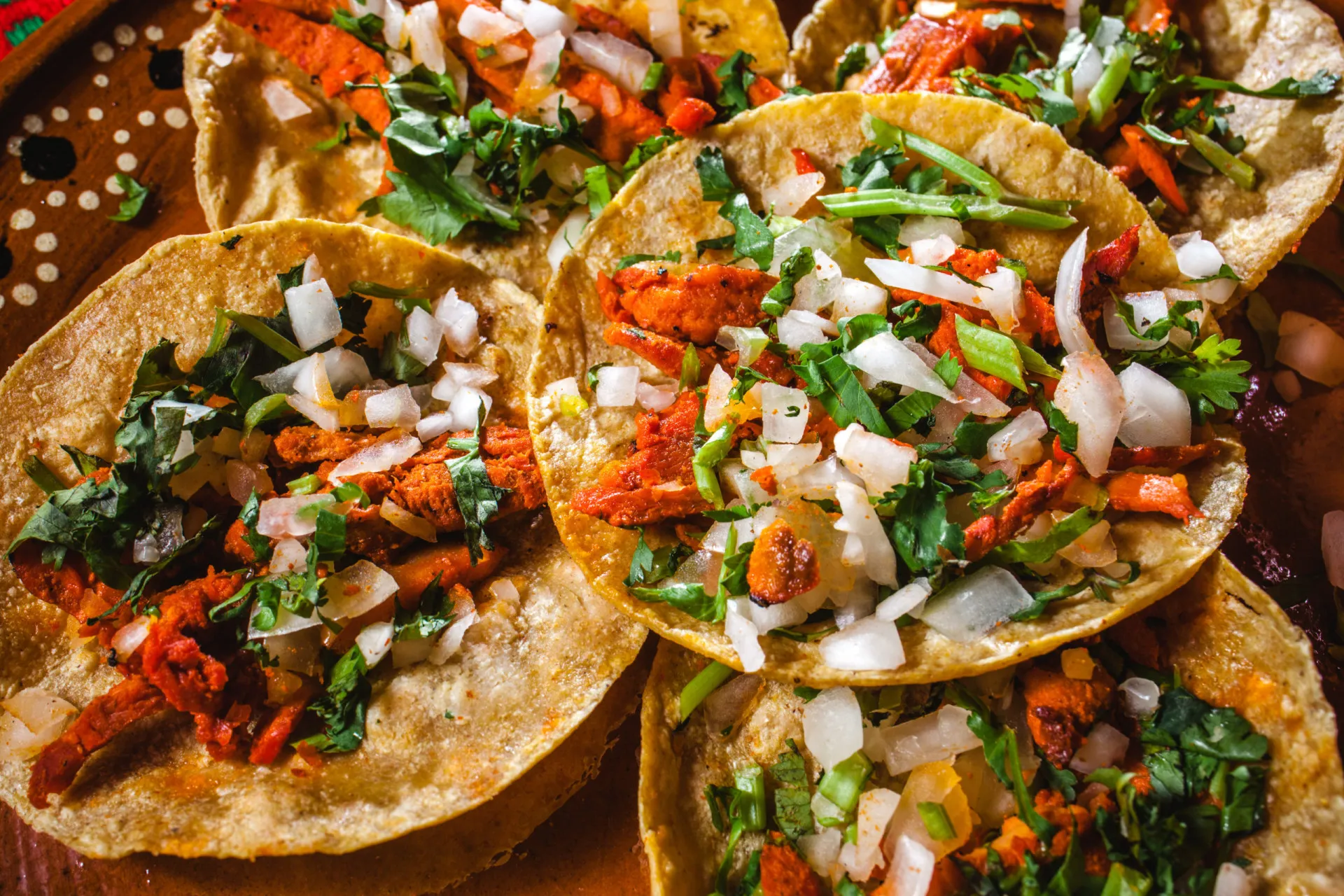 Prato de chili com carne e feijão, decorado com pimentas, uma refeição picante e quente.
