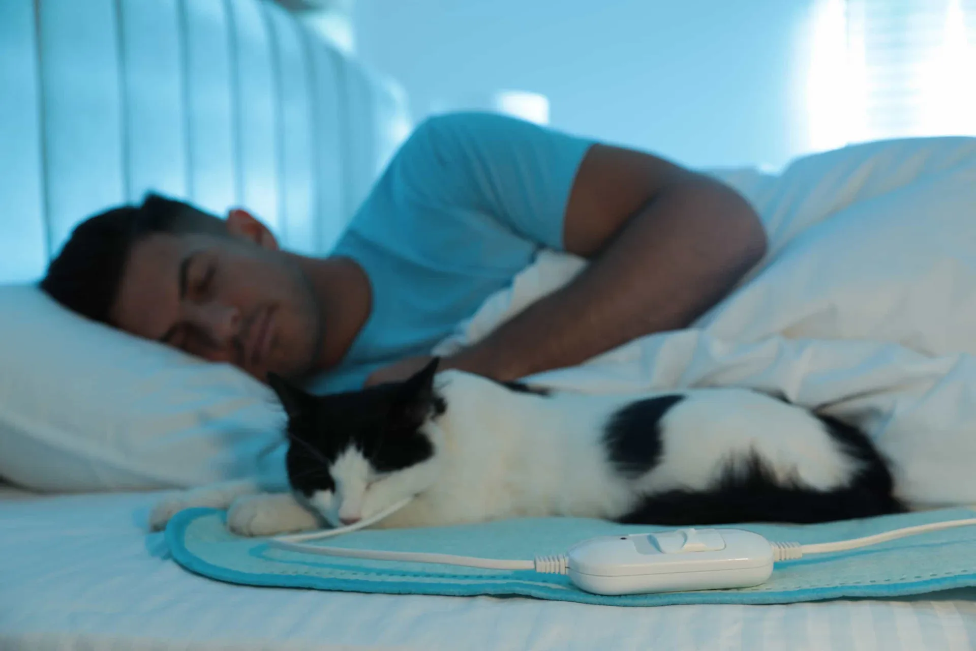 Um colchão aquecido elétrico estendido sobre a cama, pronto para ser usado sob o lençol.