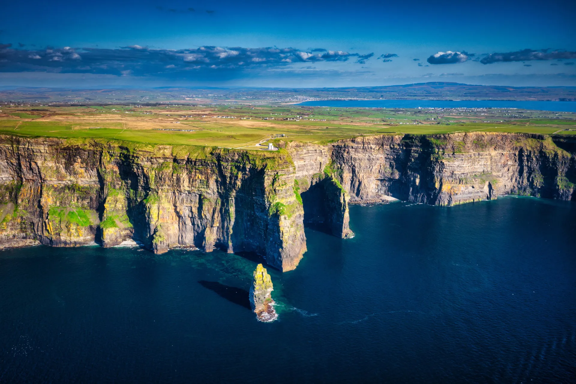 Paisagem verdejante e exuberante da Irlanda, a famosa Ilha Esmeralda.