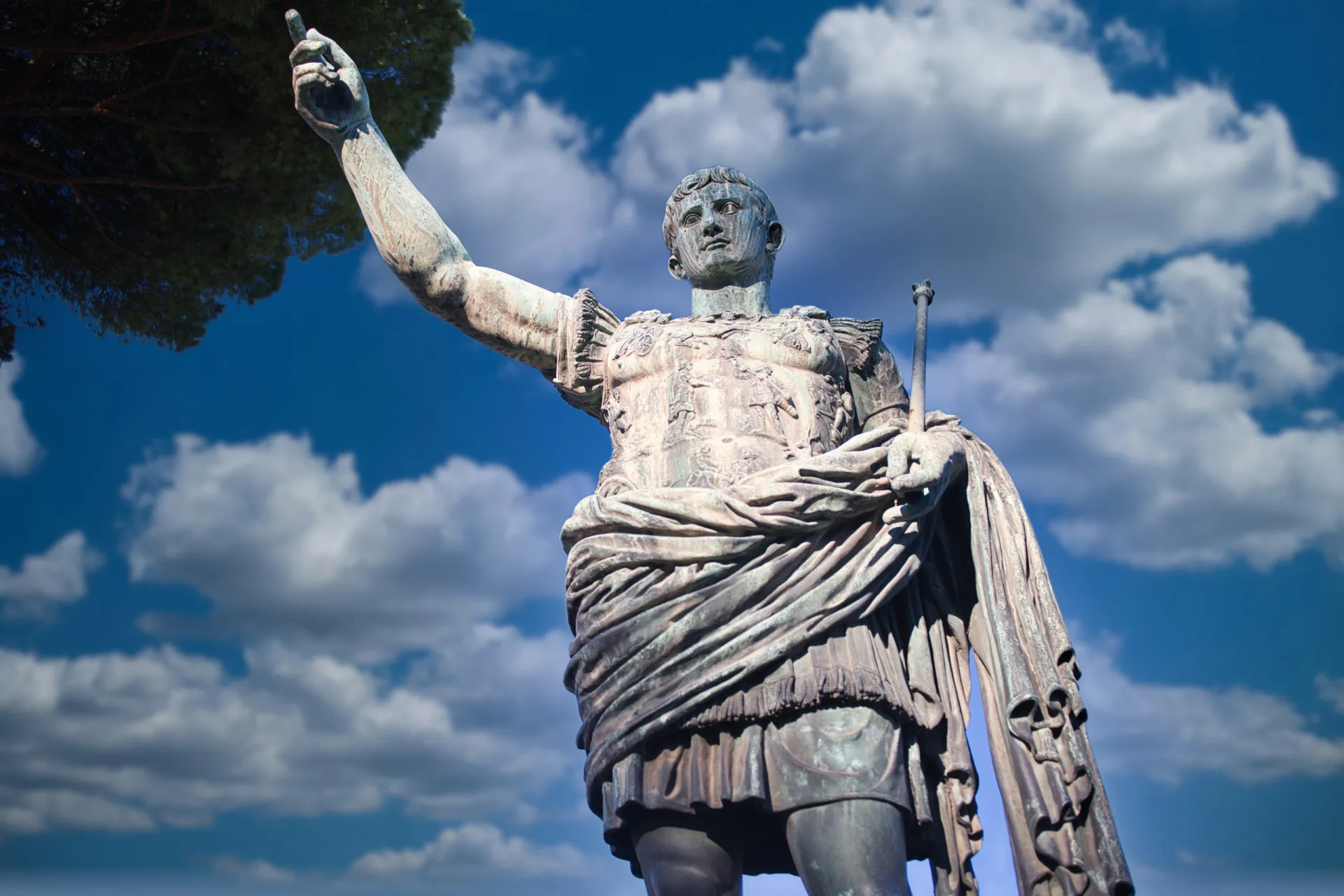 Estátua imponente do Imperador Trajano, conhecido por suas grandes conquistas militares.