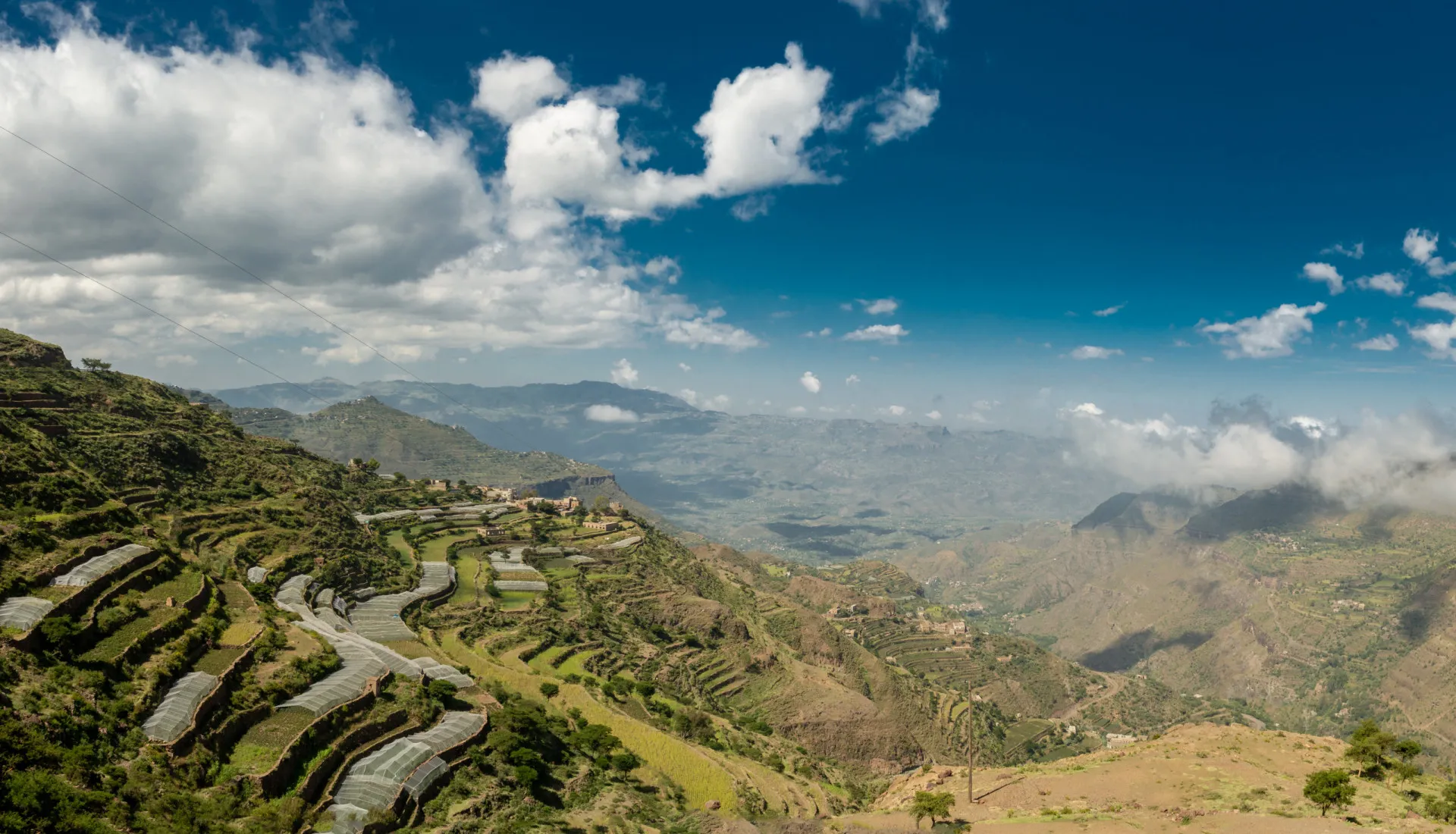 Paisagem desértica do Iêmen com arquitetura tradicional de tijolos de barro.