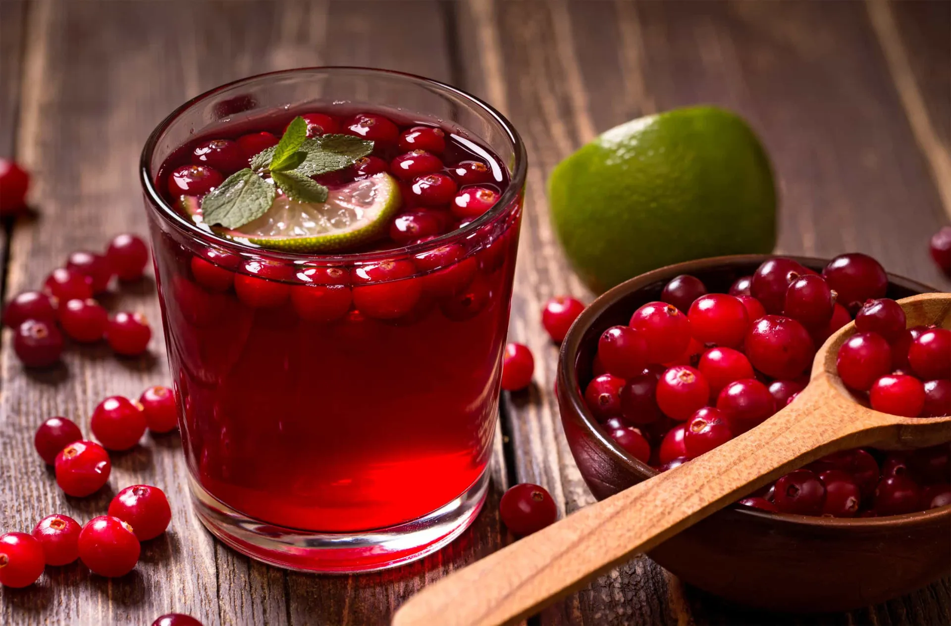 Copos com sucos de frutas escuras, como uva e cranberry.