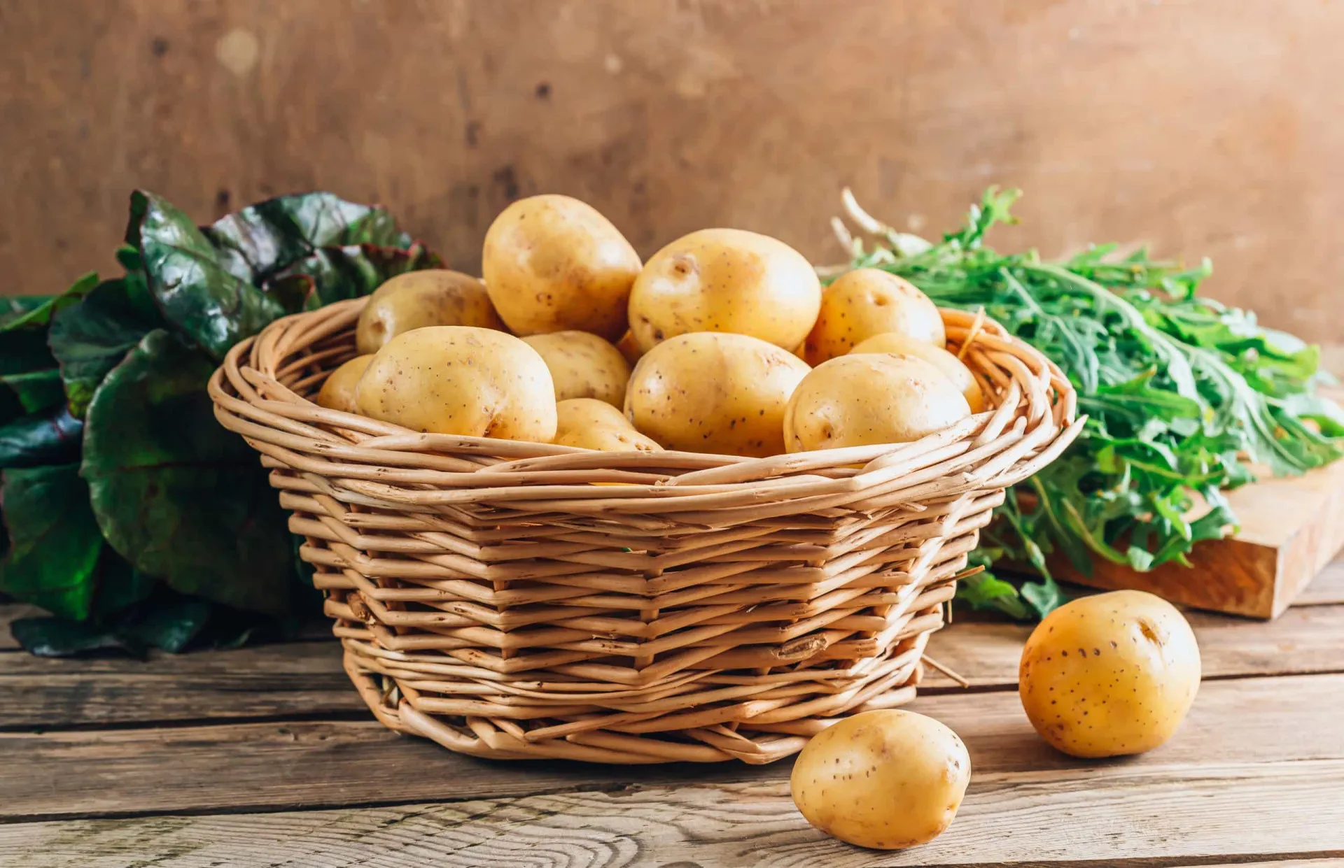 Batatas cruas com casca, recém-colhidas da terra.