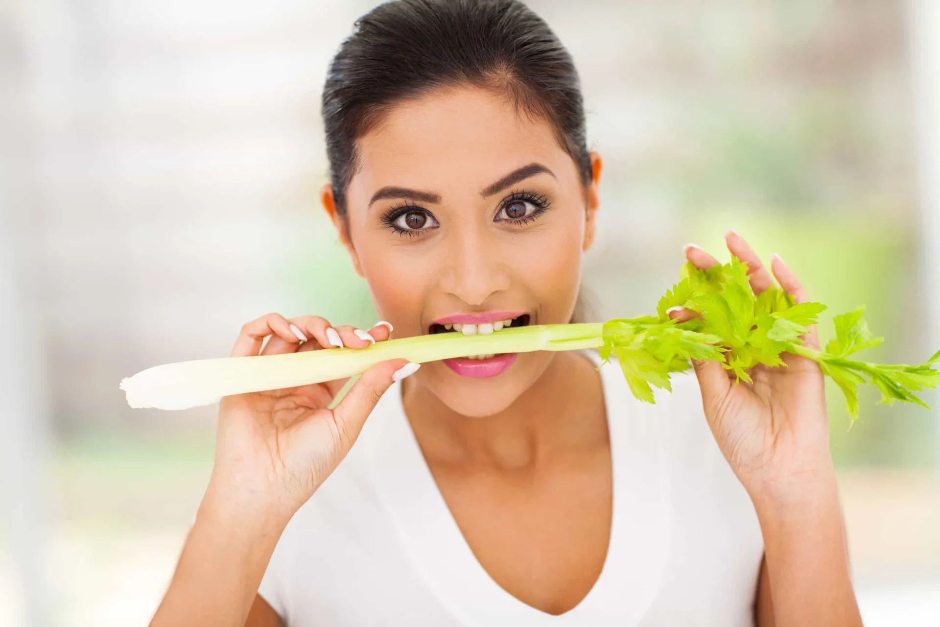 Uma seleção de vegetais crocantes como aipo, cenoura e couve-flor.