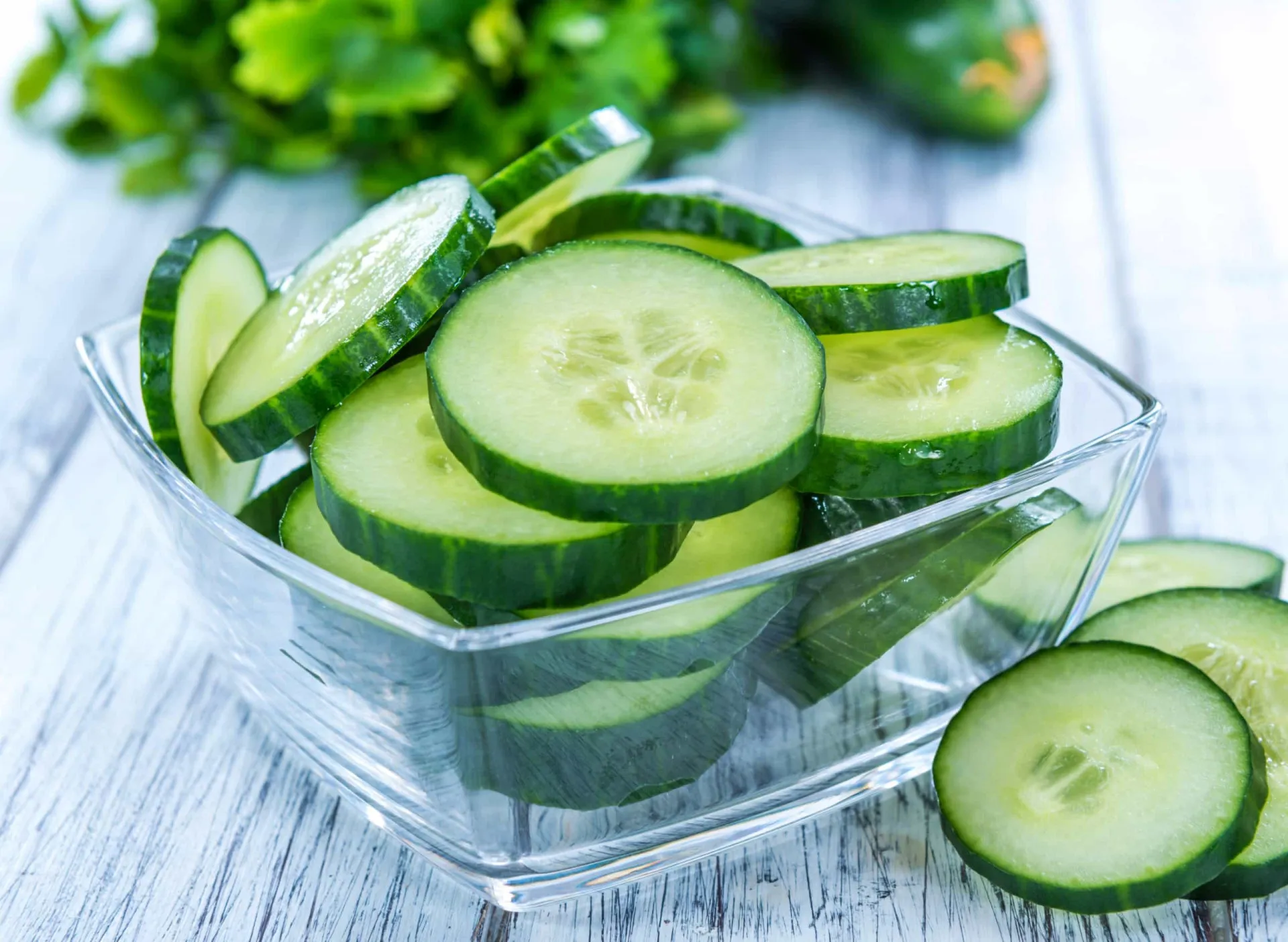 Fatias de pepino, pêra e pedaços de couve-flor dispostos de forma organizada.