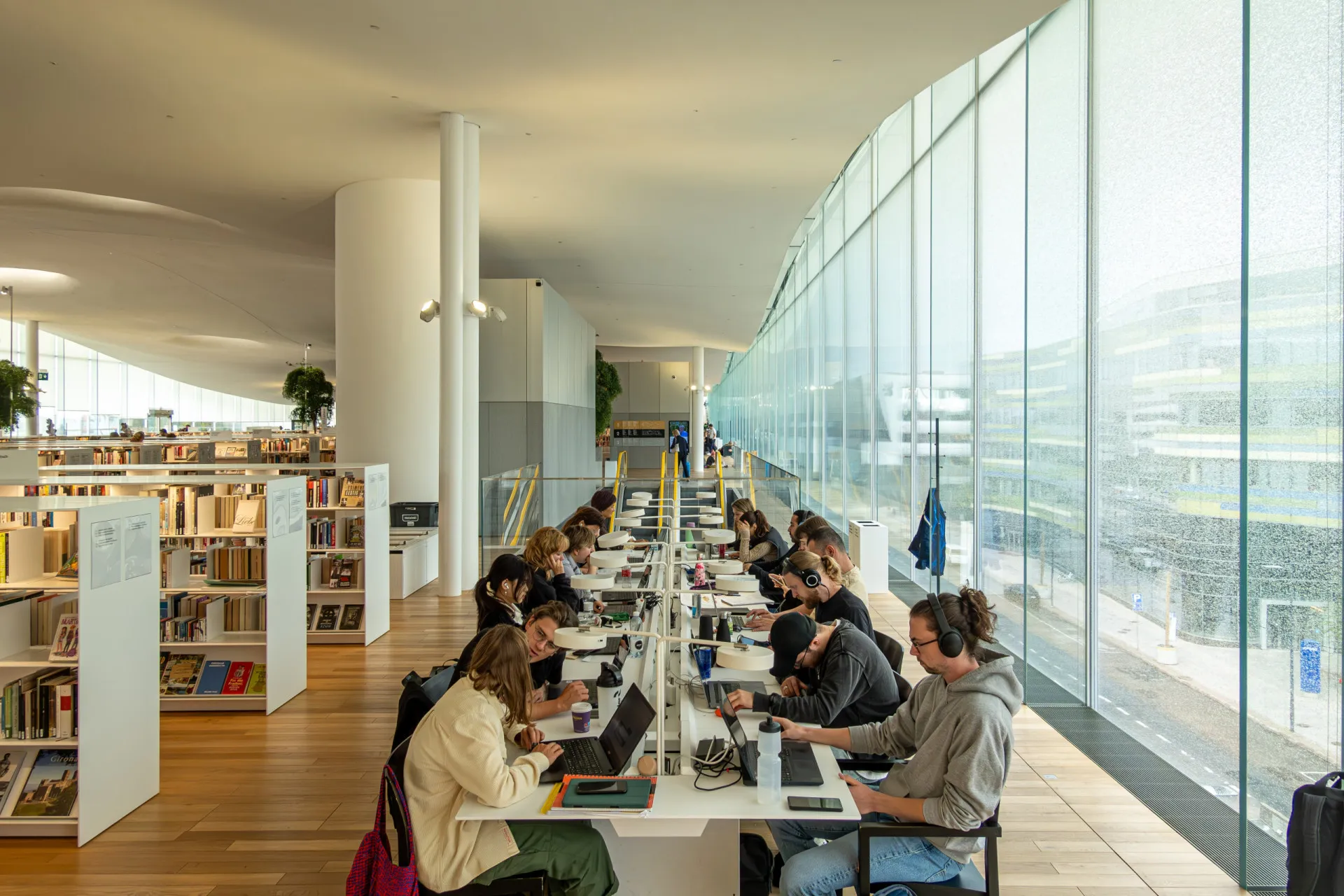 Uma sala de aula moderna e iluminada com estudantes engajados em uma atividade de aprendizado.