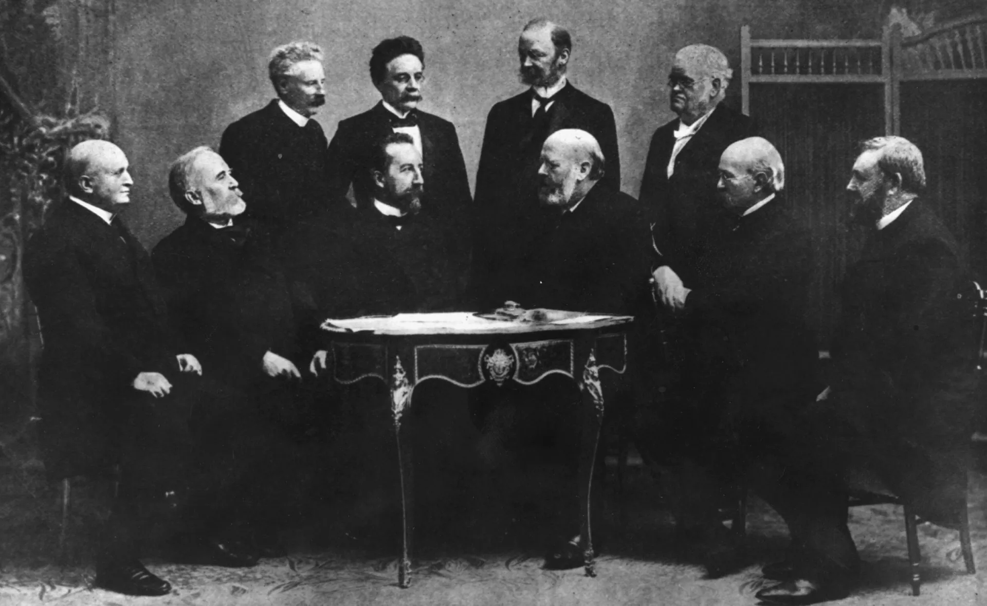 Fotografia histórica em preto e branco de uma multidão celebrando a dissolução da união entre Noruega e Suécia em 1905.