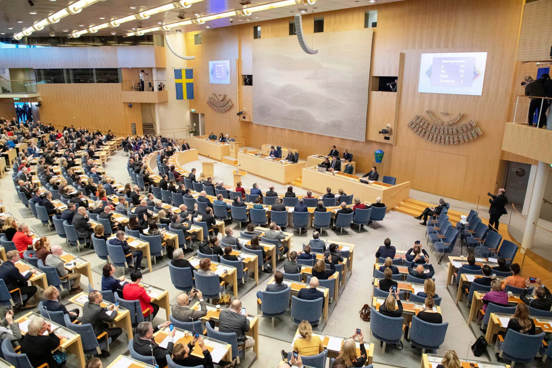 Fachada do Riksdag, o parlamento sueco, um imponente edifício histórico em Estocolmo.