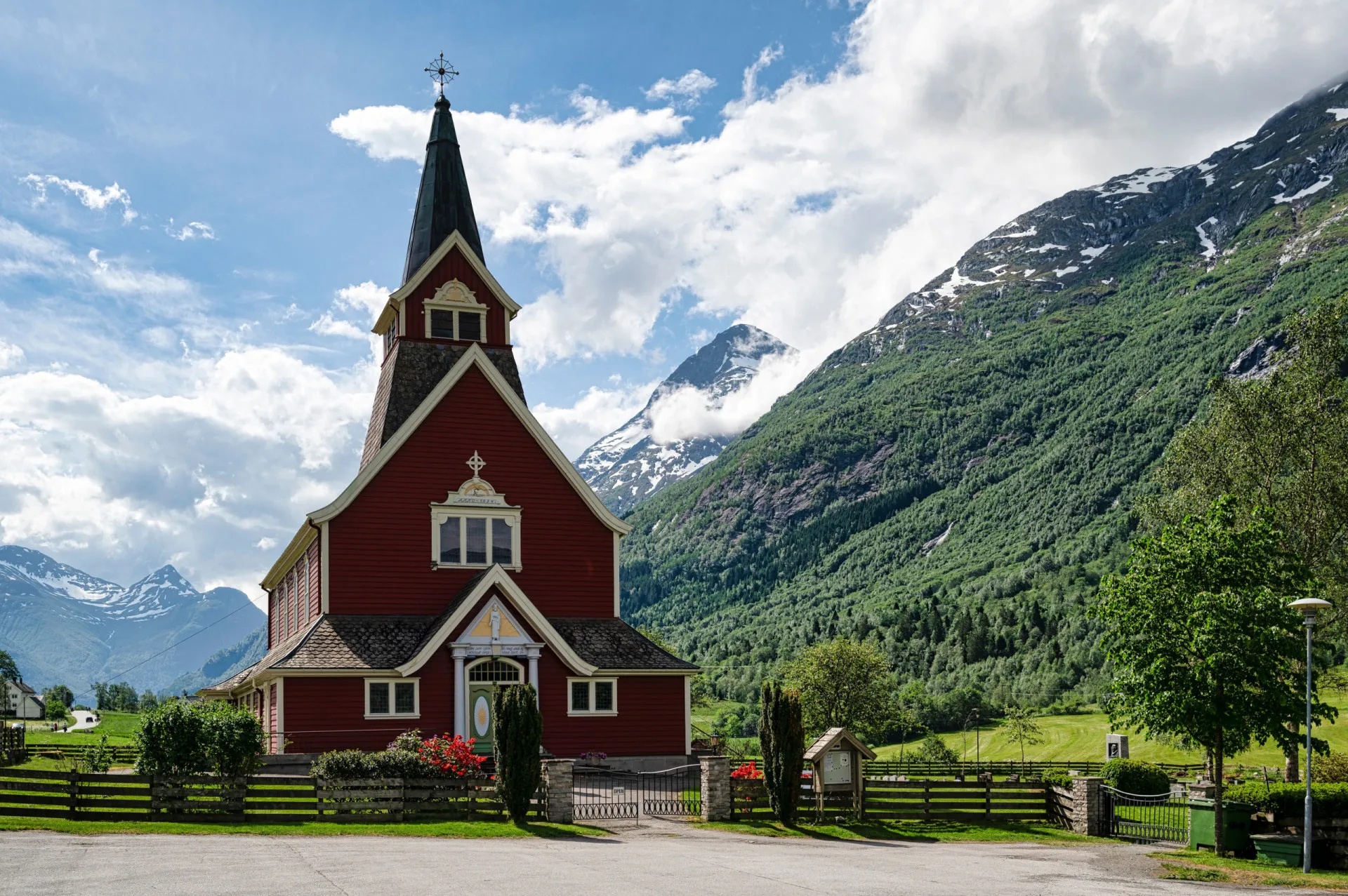 Uma igreja de madeira tradicional norueguesa (Stave Church) com seu telhado escuro e arquitetura única.