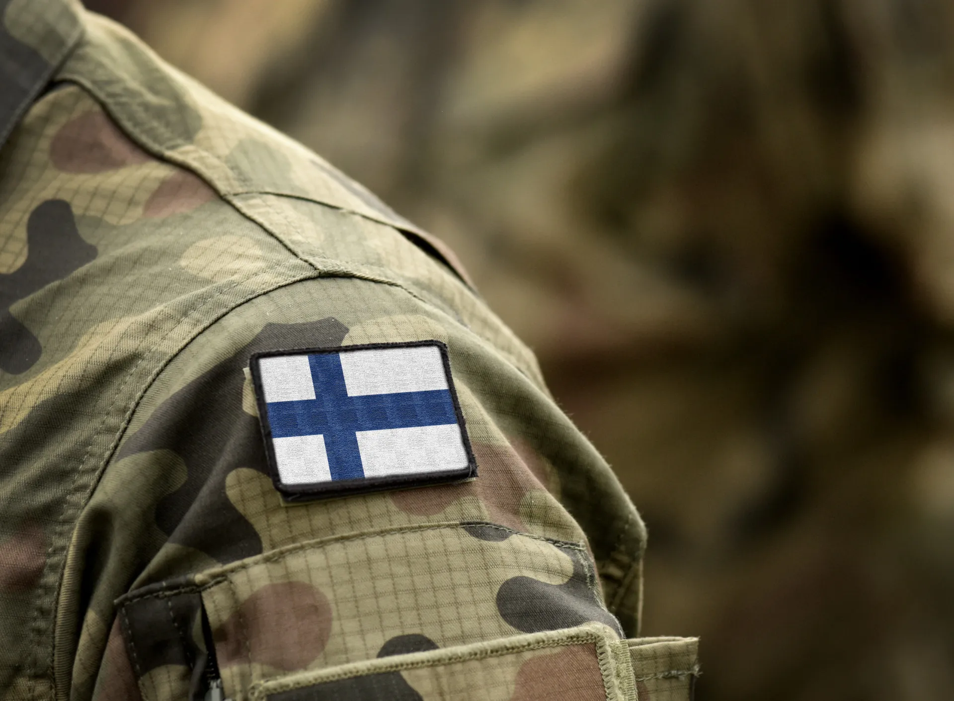 Bandeiras dos países membros da OTAN hasteadas em frente à sede da organização.