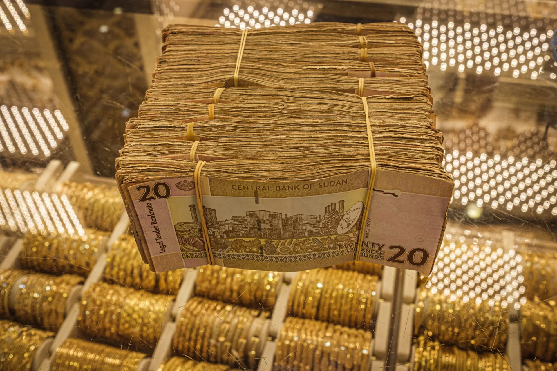 Mulheres sudanesas em um mercado local, onde a variação de preços é uma realidade diária.