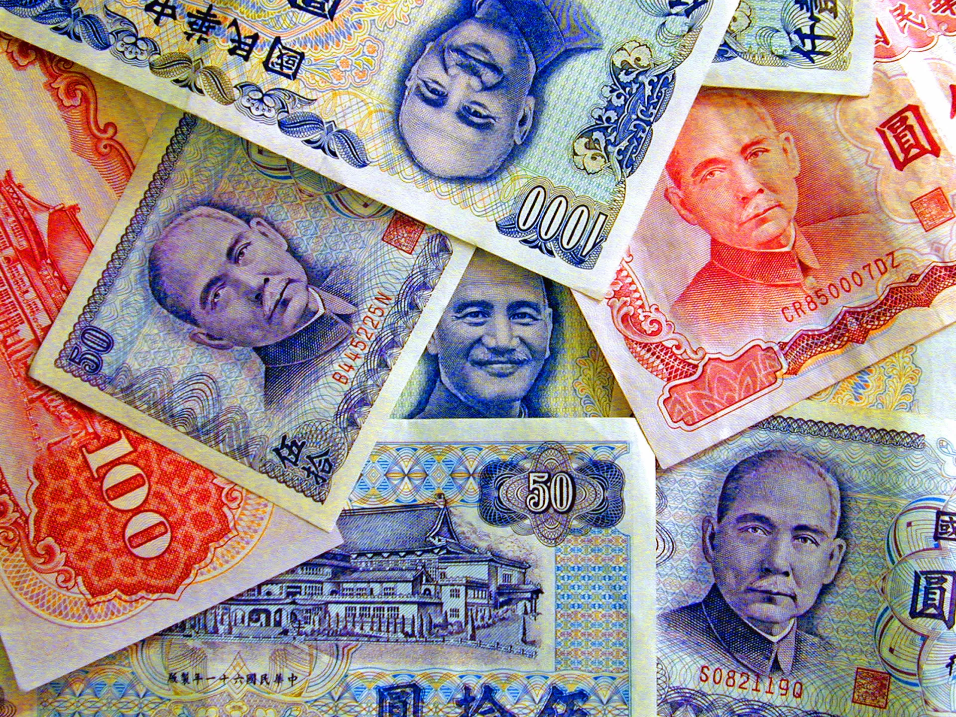 Uma nota do novo dólar taiwanês, a moeda que estabilizou a economia do país.