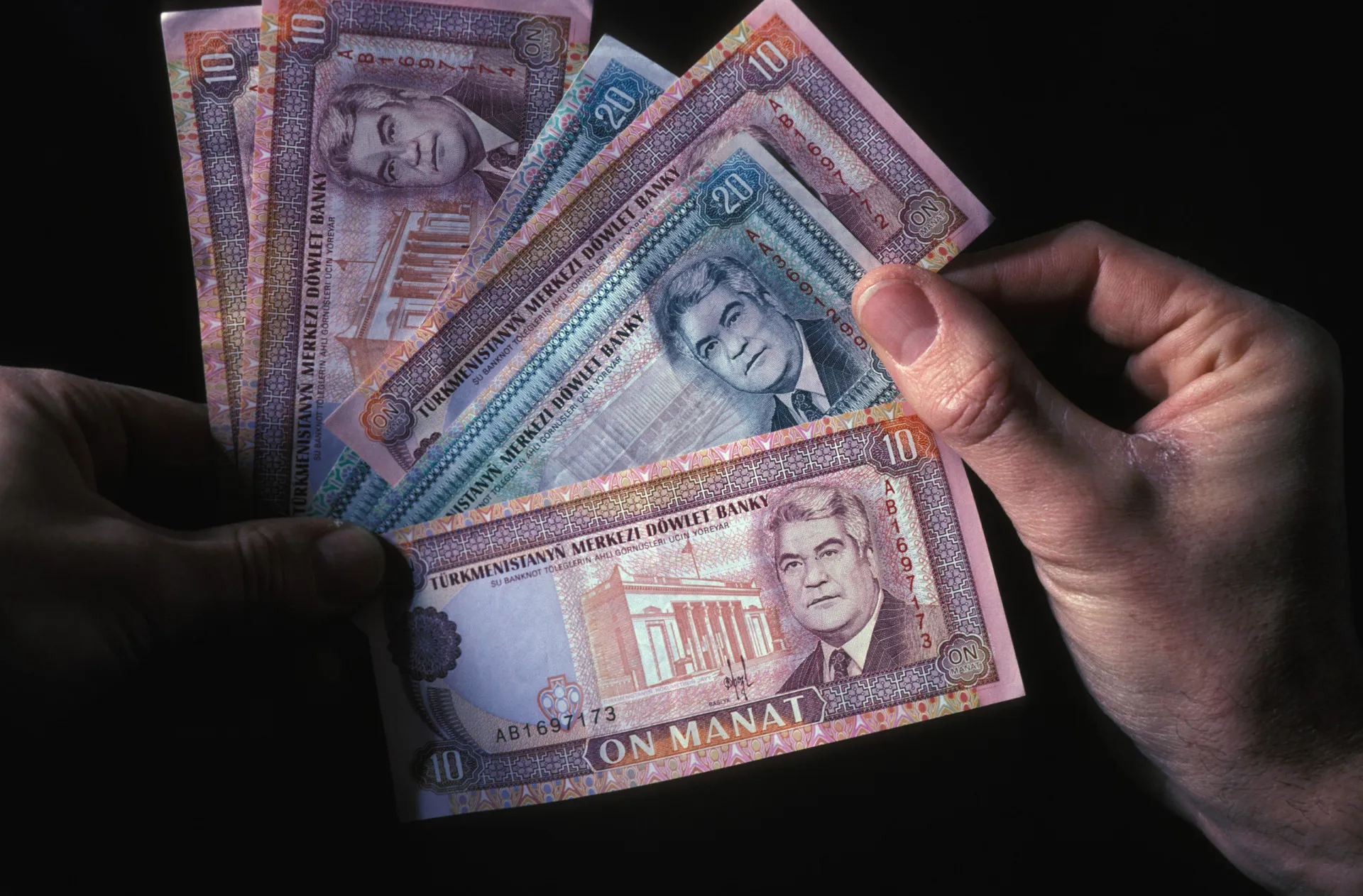 Notas do manat, a moeda do Turquemenistão que foi introduzida para combater a inflação.