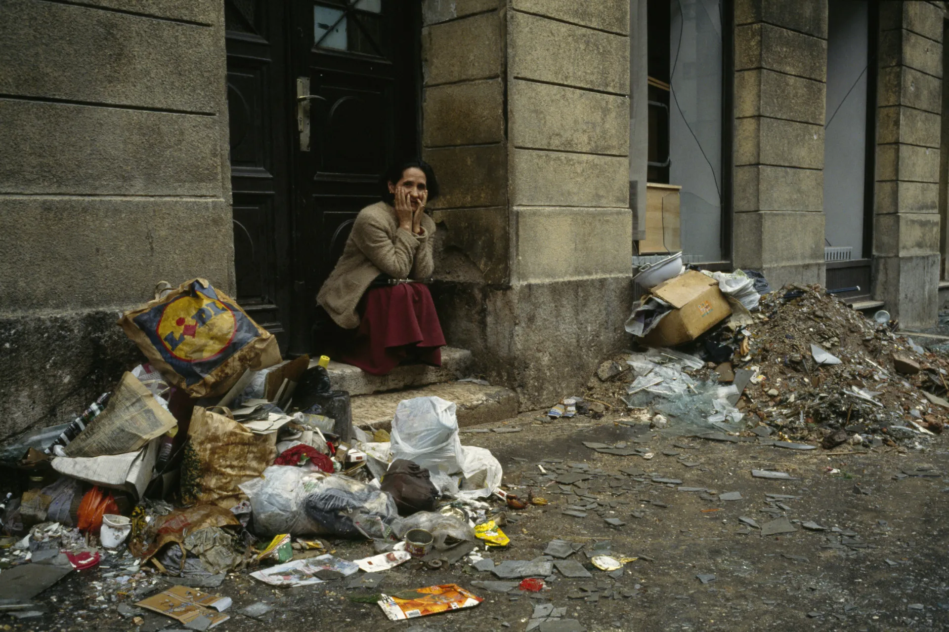 Pessoas fazendo fila para sacar dinheiro em Belgrado, durante a crise na antiga Iugoslávia.