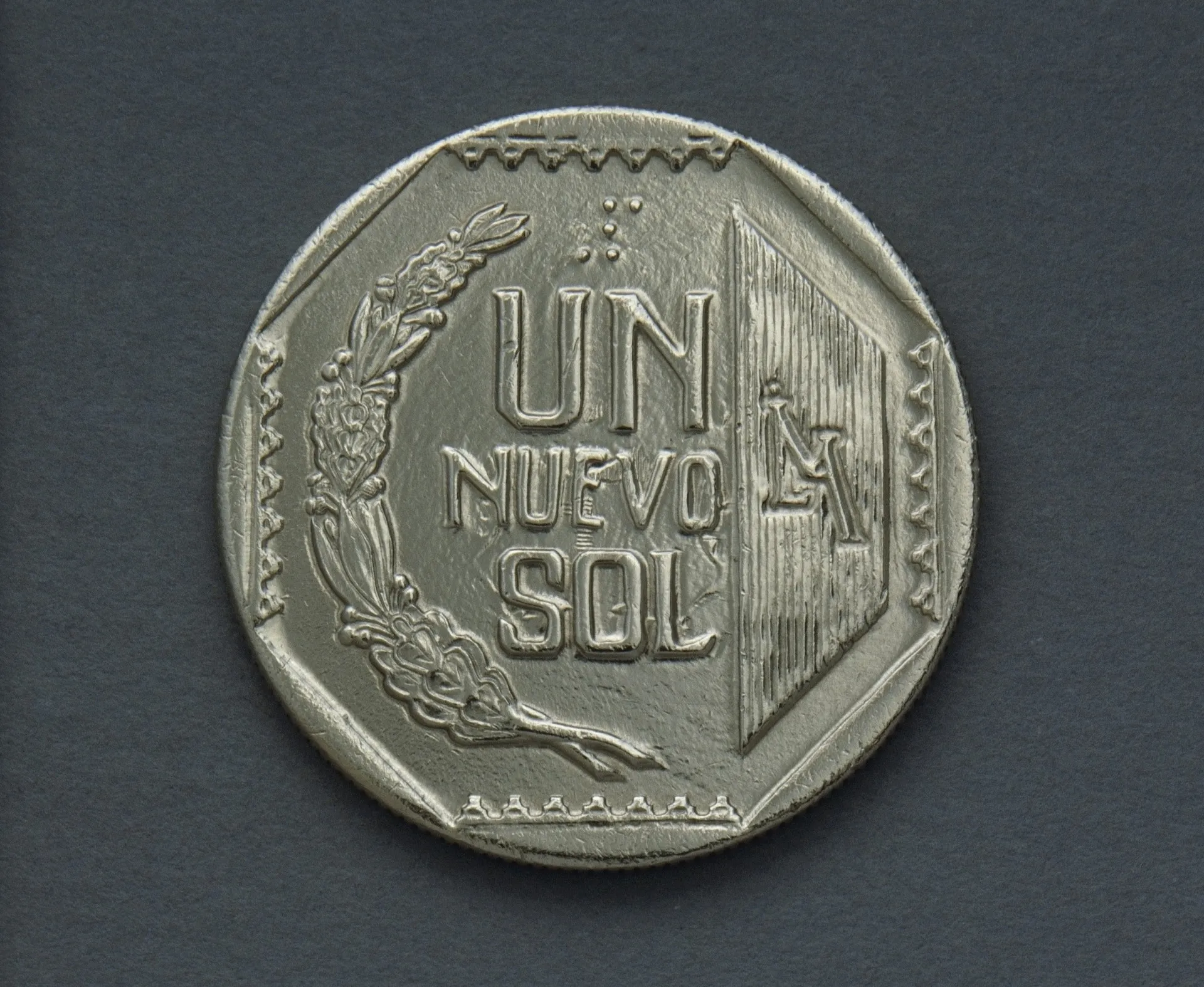 Pessoas protestando nas ruas do Peru, um reflexo da instabilidade social causada pela crise econômica.