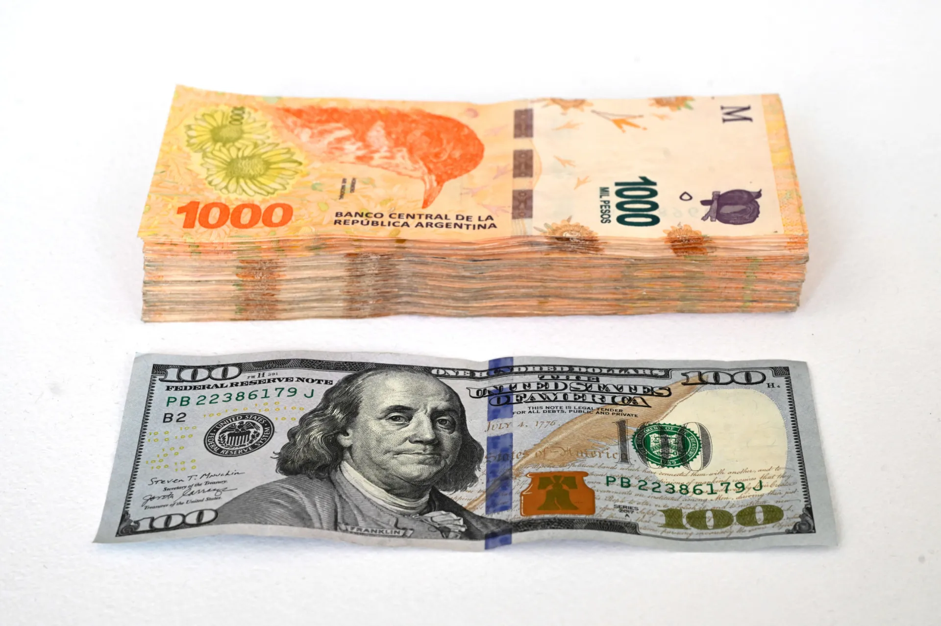 Notas de peso argentino, a moeda que sofreu com diversas crises de desvalorização.
