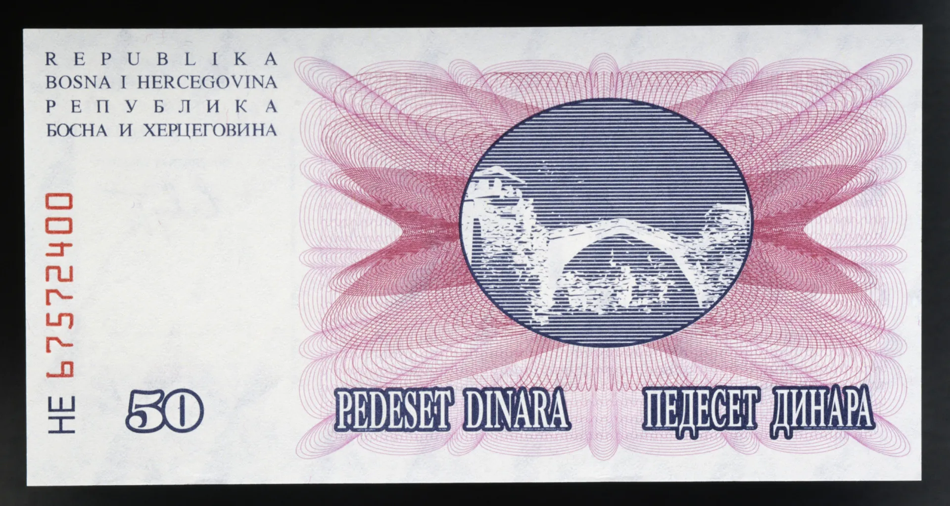 Uma nota antiga do dinar bósnio, a moeda que se tornou inútil durante a hiperinflação.
