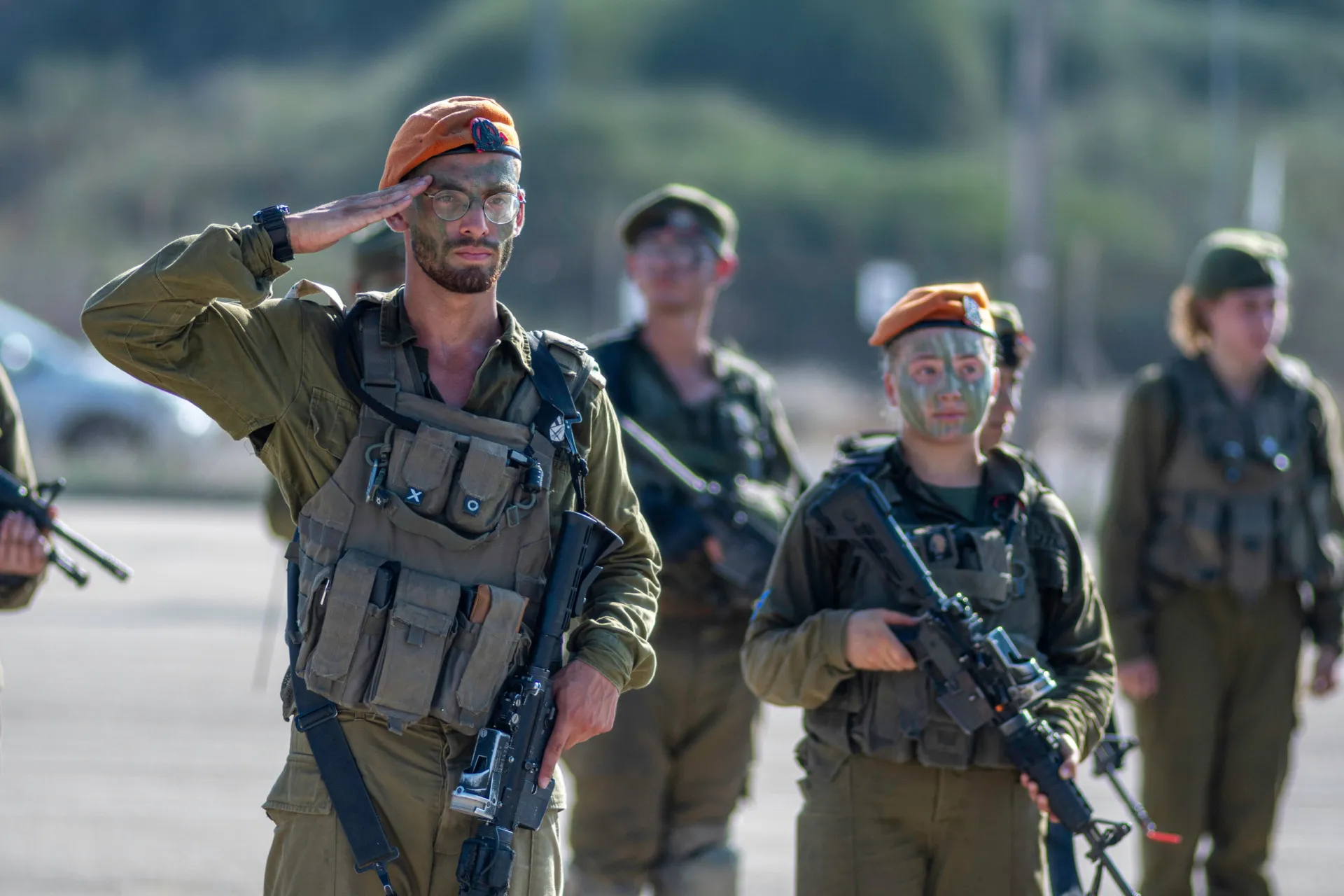 Soldados homens e mulheres das Forças de Defesa de Israel juntos em treinamento.