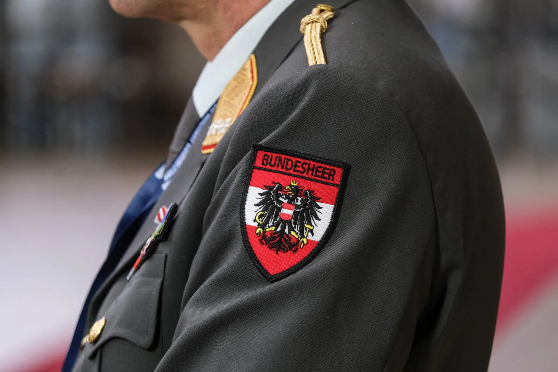 Jovens recrutas austríacos durante treinamento militar básico.