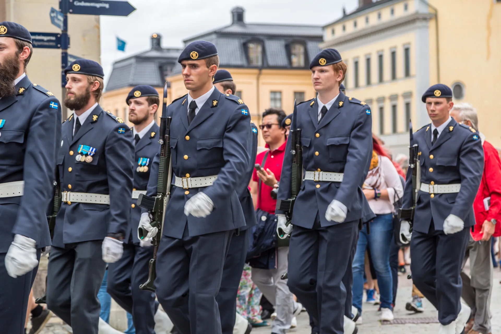 Soldado mulher norueguesa liderando uma patrulha.