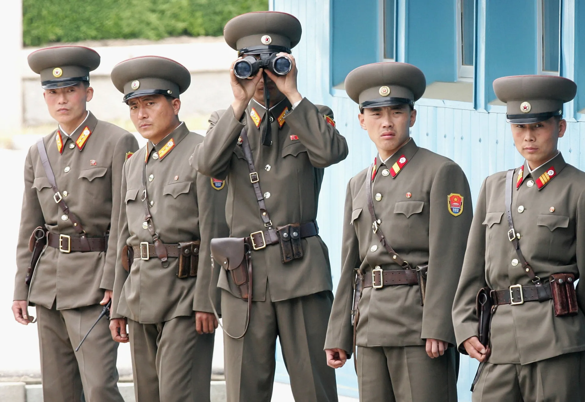 Jovens norte-coreanos em treinamento militar desde a adolescência.