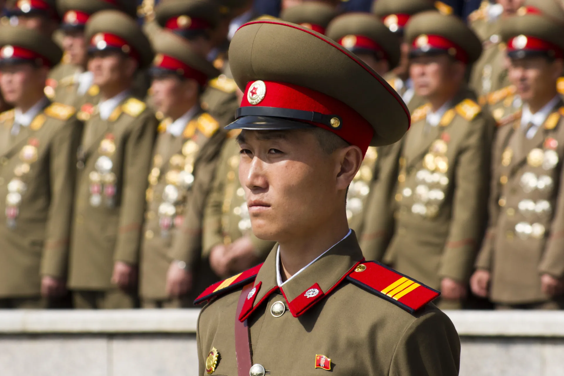 Grande desfile militar na Coreia do Norte, exibindo o poderio do exército.