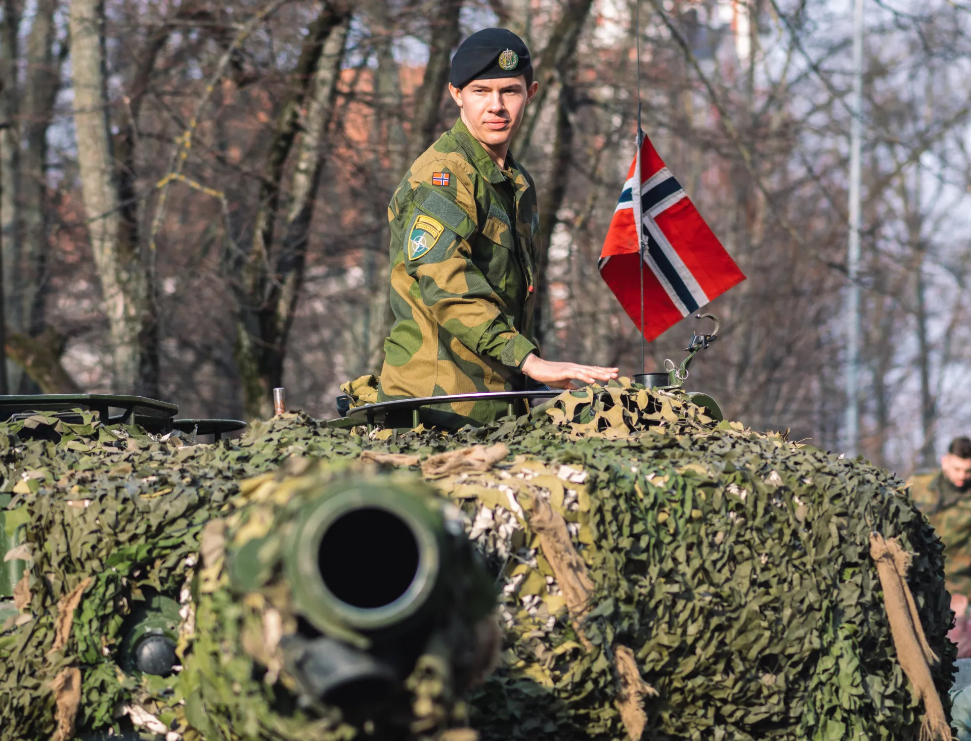 Soldados noruegueses em treinamento em uma paisagem de fiordes.