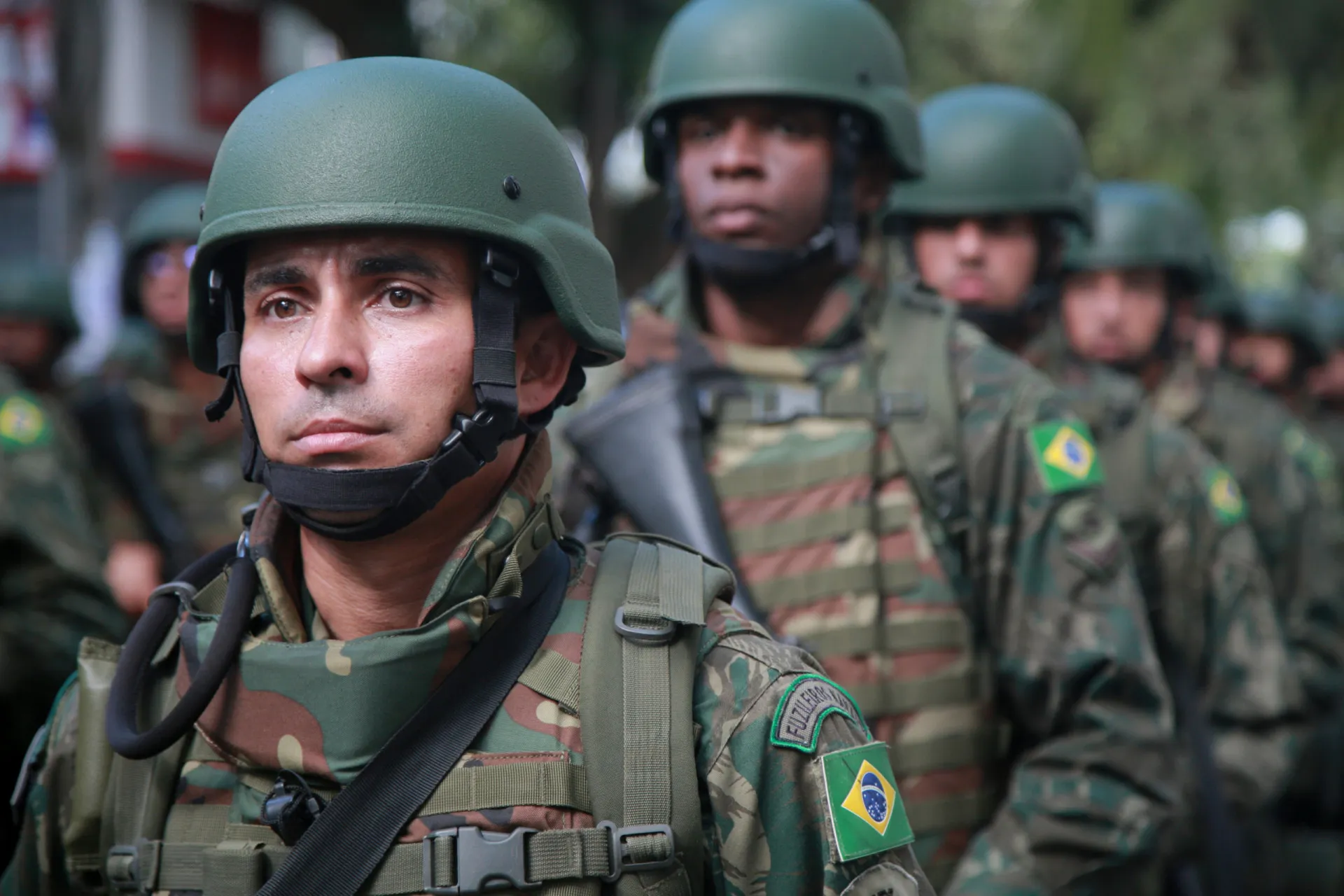 Soldado brasileiro em patrulha na floresta amazônica.