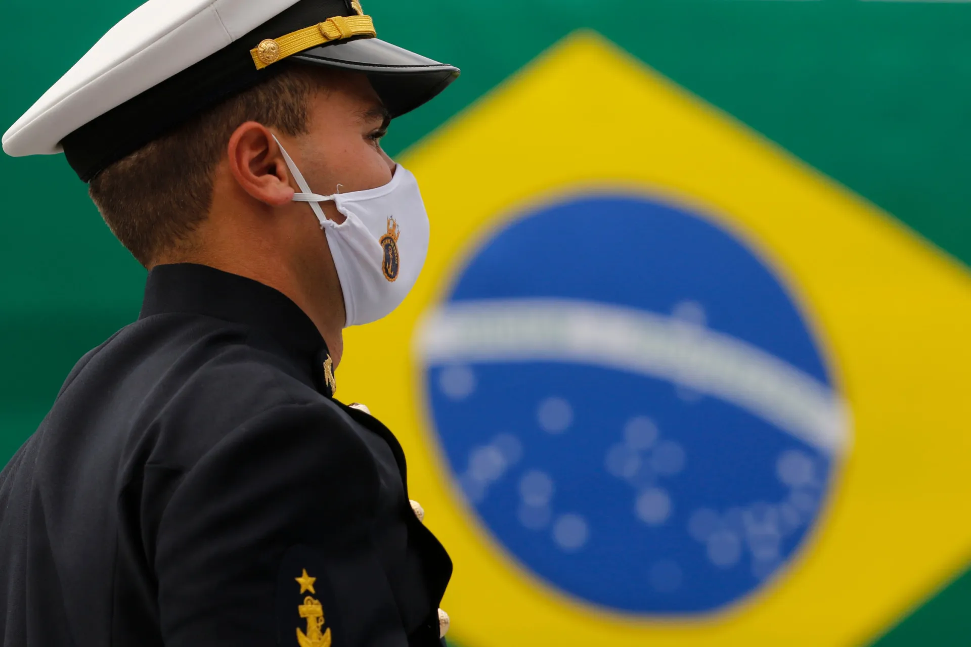 Jovens brasileiros se apresentando para o alistamento militar obrigatório.
